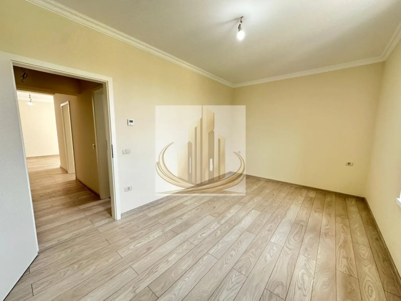 2 Cam, Bucătărie Închisă | Bloc Nou | Giroc–Zona Hotel IQ | Investitie - Grand Mobilis Imobiliare vă propune spre vânzare un apartament deosebit cu 2 camere, având o suprafață utilă de 54 mp, situat în Giroc, într-un ansamblu rezidențial modern construit în anul 2022, într-o zonă liniștită, dar excelent conectată cu orașul.

Proprietatea se remarcă prin amenajarea realizată cu mult bun gust, atenția la detalii și materialele premium folosite, fiind ideală pentru persoanele care își doresc confort, calitate și o locuință gata de mutare.

📐 Detalii proprietate:
Apartament cu 2 camere
Etaj: 3 din 3
Bloc nou – construcție 2022
Bloc cu acoperiș și pod
Loc de parcare înscris în CF
Acces în parcarea ansamblului prin barieră cu telecomandă

🏡 Compartimentare:
Living mare și luminos
Bucătărie închisă
Dormitor spațios
Baie
Hol
Balcon generos, cu acces atât din bucatarie, cât și living

🏢 Finisaje & dotări:
Încălzire în pardoseală prin centrală proprie
Costuri foarte reduse de întreținere datorită construcției eficiente energetic
Finisaje premium:
travertin pe pardoseală și pereți
tâmplărie Salamander 82 mm, 7 camere
geamuri tripan
Apartament amenajat modern, cu accent pe confort și calitate

👉 Ansamblul rezidențial este foarte frumos amenajat, cu spații verzi și plante ornamentale, oferind un ambient liniștit și plăcut.

📍 Locație – unul dintre marile avantaje:
Ansamblul este situat la asfalt
La doar câteva minute de zona Hotel IQ și centrul comercial din Giroc

În imediata apropiere:

Lidl, Mega Image și alte magazine
farmacii, brutării, sală de sport
restaurante și cafenele
facilități sportive:
terenuri de fotbal
terenuri de tenis
terenuri de volei pe nisip

👉 Zonă liniștită, dar foarte bine conectată:

acces rapid către Calea Girocului și Spitalul Județean
aproximativ 10 minute până la centura ocolitoare
aproximativ 10 minute până la Complexul Studențesc
💼 Potrivit pentru:

✔️ Cupluri sau familii care caută finisaje premium și confort superior într-o zonă liniștită
✔️ Studenți sau medici rezidenți, datorită proximității față de Complexul Studențesc și Spitalul Județean
✔️ Investiție excelentă, având în vedere randamentul ridicat de închiriere din zonă și poziționarea foarte bună

📞 Pentru mai multe informații și programarea unei vizionări, echipa Grand Mobilis Imobiliare vă stă la dispoziție!
ID Intern: CP3084819
