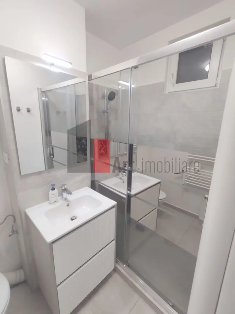 Vânzare apartament 3 camere Bd. Obregia - Pța Străduinței - Vă prezint spre achiziție un apartament decomandat de 3 camere, luminos, pretabil atât pentru locuit, cât și ca investiție, pentru închiriat.
Apartamentul este situat la etajul 3/10. Deși imobilul nu este încă izolat termic, proprietarii au schimbat geamurile cu unele termopan. Locuința este contorizată la gaz, fiind trasă țeavă de gaz pentru centrală, în bucătărie, ceea ce facilitează instalarea unei centrale termice.
În apartament sunt spații generoase de depozitare.
Baia a fost complet renovată.
Apartamentul se poate preda mobilat și utilat, ca în poze. 

În apropiere sunt Creșa Degețica, Școlile 108 și 194, Liceul Octav Onicescu, Piața Berceni Sud. Stația de metrou Piața Sudului și Sun Plaza, respectiv Grand Arena, Hornbach sunt la 10 minute de mers cu mijloacele de transport.
Actele sunt pregătite.
Imobilul nu este încadrat în nici o clasă de risc sau de urgență.

Pentru informații și programarea unei vizionări vă stau cu drag la dispoziție!