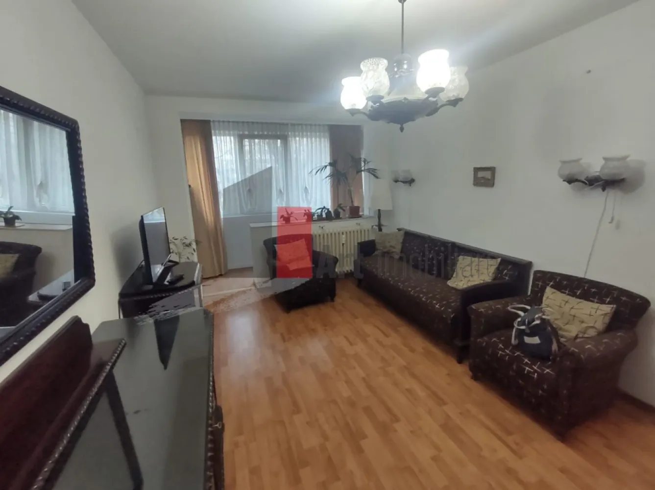 Vânzare apartament 3 camere Bd. Obregia - Pța Străduinței - Vă prezint spre achiziție un apartament decomandat de 3 camere, luminos, pretabil atât pentru locuit, cât și ca investiție, pentru închiriat.
Apartamentul este situat la etajul 3/10. Deși imobilul nu este încă izolat termic, proprietarii au schimbat geamurile cu unele termopan. Locuința este contorizată la gaz, fiind trasă țeavă de gaz pentru centrală, în bucătărie, ceea ce facilitează instalarea unei centrale termice.
În apartament sunt spații generoase de depozitare.
Baia a fost complet renovată.
Apartamentul se poate preda mobilat și utilat, ca în poze. 

În apropiere sunt Creșa Degețica, Școlile 108 și 194, Liceul Octav Onicescu, Piața Berceni Sud. Stația de metrou Piața Sudului și Sun Plaza, respectiv Grand Arena, Hornbach sunt la 10 minute de mers cu mijloacele de transport.
Actele sunt pregătite.
Imobilul nu este încadrat în nici o clasă de risc sau de urgență.

Pentru informații și programarea unei vizionări vă stau cu drag la dispoziție!