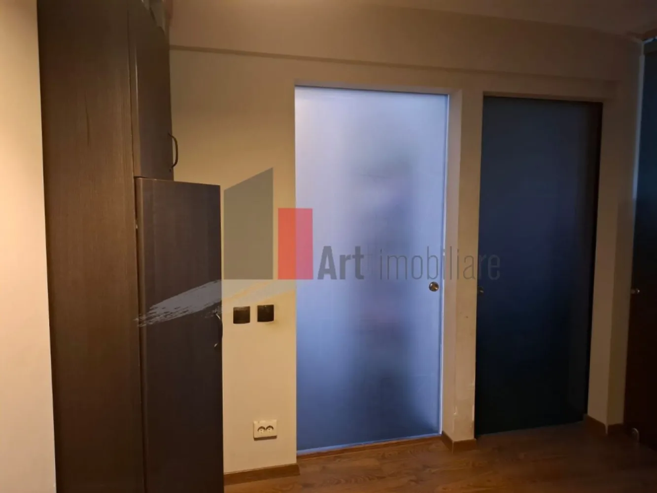 Vânzare apartament 3 camere Obregia - Apartamentul cu 3 camere are vedere pe spate, fiind ferit de zgomotul bulevardului. Bucătăria a fost unită cu camera de zi și holul, rezultând un spațiu generos pentru petrecerea timpului cu familia și prietenii. Ușile interioare sunt glisante. 
Tâmplăria ferestrelor este din aluminiu Exalco. 

Apartamentul a fost renovat complet. Instalațiile electrice sunt din cupru, iar cele sanitare au fost schimbate. Caloriferele sunt din aluminiu. Parchetul și ușile au fost înlocuite. Pereții au fost curățați, retencuiți și dați cu lavabilă. Podeaua a fost izolată.
Baia a fost mărită și a fost instalată o cadă cu hidromasaj.

Blocul este izolat termic și nu este inclus în vreo clasă de risc sau de urgență. În plus, apartamentul a fost izolat și prin interior.
Se vinde mobilat și utilat. Bucătăria este complet utilată. 

Se poate accesa credit, cadastrul fiind reactualizat.
Loc de parcare în fața blocului. 
Sistem de alarmă.

Vă aștept cu drag la vizionare!