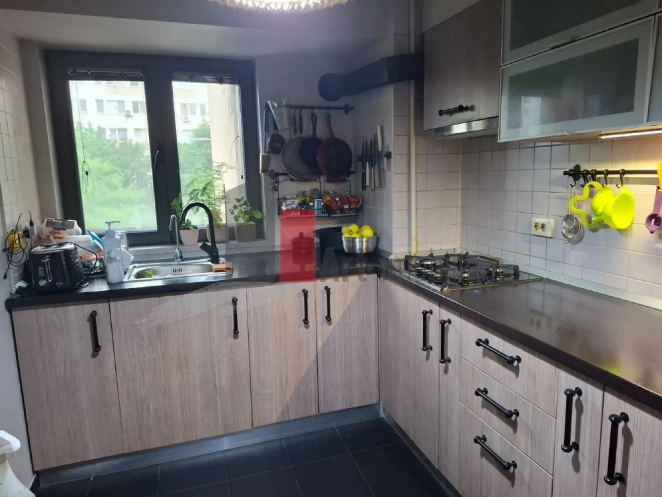 Vânzare apartament 3 camere Obregia - Apartamentul cu 3 camere are vedere pe spate, fiind ferit de zgomotul bulevardului. Bucătăria a fost unită cu camera de zi și holul, rezultând un spațiu generos pentru petrecerea timpului cu familia și prietenii. Ușile interioare sunt glisante. 
Tâmplăria ferestrelor este din aluminiu Exalco. 

Apartamentul a fost renovat complet. Instalațiile electrice sunt din cupru, iar cele sanitare au fost schimbate. Caloriferele sunt din aluminiu. Parchetul și ușile au fost înlocuite. Pereții au fost curățați, retencuiți și dați cu lavabilă. Podeaua a fost izolată.
Baia a fost mărită și a fost instalată o cadă cu hidromasaj.

Blocul este izolat termic și nu este inclus în vreo clasă de risc sau de urgență. În plus, apartamentul a fost izolat și prin interior.
Se vinde mobilat și utilat. Bucătăria este complet utilată. 

Se poate accesa credit, cadastrul fiind reactualizat.
Loc de parcare în fața blocului. 
Sistem de alarmă.

Vă aștept cu drag la vizionare!