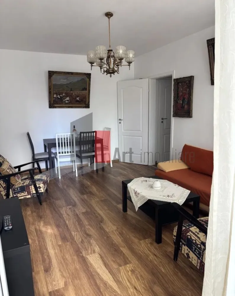 0% Comision, Apartament 2 camere, et 1/7, zona 1 Mai - 0% Comision, Vânzare Apartament 2 camere – Zona 1 Mai | Etaj 1 | Metrou în Proximitate | Balcon 4.75 mp

Se oferă spre vânzare un apartament cu 2 camere, semidecomandat, situat în zona 1 Mai, una dintre cele mai căutate locații din sectorul 1 datorită accesului rapid către toate punctele de interes ale orașului. Locuința se află la etajul 1 al unui imobil cu 7 niveluri, oferind un echilibru perfect între accesibilitate și confort.

Proprietatea este complet mobilată și utilată, fiind o opțiune excelentă atât pentru locuit, cât și pentru investiție în vederea închirierii, datorită cererii ridicate din zonă. Apartamentul beneficiază de o poziționare strategică, stația de metrou 1 Mai aflându-se la doar câteva minute de mers pe jos.

Detalii spațiu:

Suprafață utilă 43.48 mp ( nu a fost inclus balconul) bine compartimentată, ce include un balcon de 4.75 mp

Situat la etajul 1 al unui imobil cu 7 niveluri dotat cu lift

Compartimentare semidecomandată ce maximizează spațiul locuibil

Complet mobilat și utilat, gata pentru mutare imediată

Locuință bine întreținută, cu o compartimentare practică

Utilități și facilități:

Sistem de încălzire prin rețeaua de termoficare a orașului

Toate utilitățile disponibile respectiv apă, gaz, curent și canalizare

Dotări electrocasnice complete incluse în prețul de vânzare

Balcon spațios de 5 mp, ideal pentru relaxare sau depozitare

Contorizare individuală pentru un management eficient al costurilor

Avantaje:

Localizare strategică în zona 1 Mai, la câteva minute de mers pe jos de stația de metrou

Acces facil la etajul 1, fiind o variantă preferată de mulți cumpărători

Proximitate imediată față de piețe, supermarketuri, bănci și parcuri

Potențial ridicat pentru închiriere datorită poziției și dotărilor

Zonă sigură și consacrată, cu infrastructură urbană completă

Condiții de vânzare:

Toate actele sunt disponibile pentru finalizarea tranzacției

Disponibilitate pentru vizionări cu programare prealabilă

Pentru mai multe detalii sau pentru programarea unei vizionări, vă stăm la dispoziție.