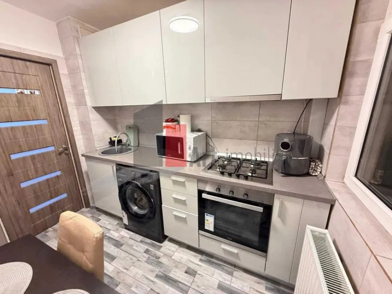 0% Comision. Vanzare Apartament 2 camere Bucurestii Noi - Vânzare Apartament 2 camere – Zona Jiului | Bloc Reabilitat | Balcon Închis | Termoficare

Se oferă spre vânzare un apartament cu 2 camere situat în zona Jiului, o locație recunoscută pentru accesul facil către punctele de interes din nordul Capitalei. Locuința se află la etajul 3 al unui imobil cu 10 niveluri, oferind un ambient primitor și echilibrat, ideal pentru cei care caută o proprietate gata de mutat, dotată cu un balcon închis și spațios ce aduce un plus de utilitate.

Proprietatea beneficiază de avantajul unui bloc reabilitat termic, asigurând o eficiență energetică ridicată și costuri optimizate de întreținere. Apartamentul este configurat modern și se vinde complet mobilat și utilat, reprezentând o opțiune excelentă atât pentru locuit, cât și pentru investiție.

Detalii spațiu:

Suprafață utilă de 49 (nu este adaugat balconul) mp, compartimentată eficient pentru un confort sporit

Situat la etajul 3 al unui imobil cu 10 niveluri dotat cu lift

Balcon închis și spațios, ideal pentru relaxare sau spațiu suplimentar de depozitare

Bloc reabilitat termic conform standardelor actuale de izolație

Complet mobilat și utilat modern, într-o stare foarte bună

Utilități și facilități:

Sistem de încălzire prin rețeaua de termoficare a orașului

Sistem de aer condiționat instalat pentru confort termic pe tot parcursul anului

Dotări electrocasnice complete, inclusiv mașină de spălat rufe

Toate utilitățile disponibile respectiv apă, gaz, curent și canalizare

Acces securizat în imobil și scară curată, administrată corespunzător

Avantaje:

Localizare excelentă în zona Jiului, cu acces rapid la stația de metrou și transport în comun

Etaj intermediar (3/10) ce oferă siguranță, confort termic și acces facil

Eficiență termică sporită datorită reabilitării blocului și balconului închis

Zonă liniștită cu proximitate față de supermarketuri, farmacii și zone verzi

Se vinde complet echipat, permițând mutarea imediată după finalizarea tranzacției

Condiții de vânzare:

Disponibilitate pentru vizionări cu programare prealabilă

Toate actele sunt la zi pentru facilitarea procesului de vânzare-cumpărare

Pentru mai multe detalii sau pentru programarea unei vizionări, vă stăm la dispoziție.