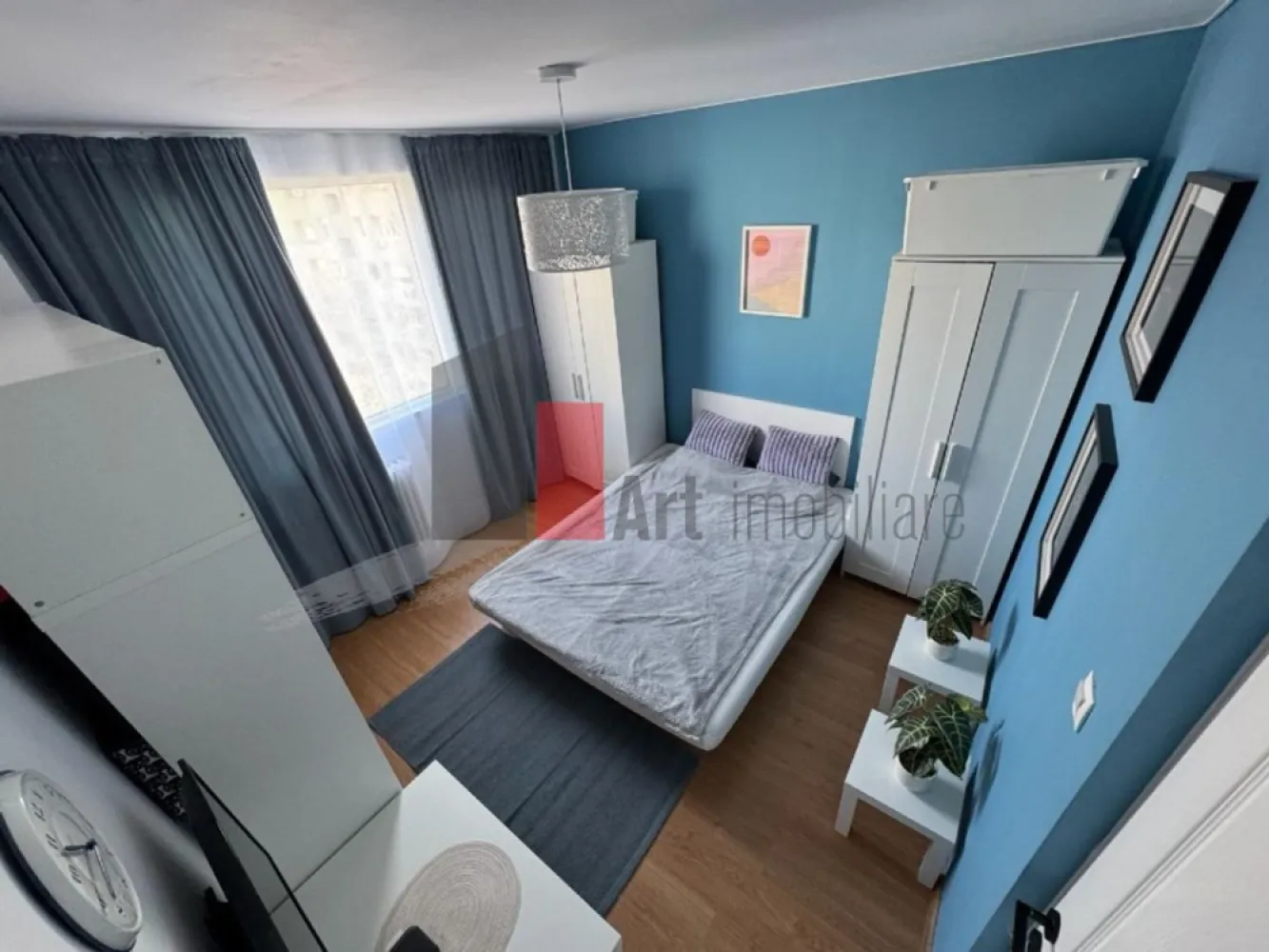 0% Comision, Apartament de vanzare zona Mihalache/Chibrit/Domenii 2 camere - Vânzare Apartament 2 camere – Zona 1 Mai | Bloc Reabilitat | Etaj 7/7 | 2 Debarale

Se oferă spre vânzare un apartament cu 2 camere, semidecomandat, situat în zona 1 Mai, o locație strategică ce oferă acces rapid către centrul Capitalei și zona de nord. Locuința se află la etajul 7 al unui imobil cu 7 niveluri, beneficiind de avantajul lipsei vecinilor de deasupra și de o priveliște degajată.

Proprietatea este foarte bine organizată din punct de vedere al depozitării, dispunând de două debarale generoase. Blocul este reabilitat termic, asigurând un confort sporit atât vara, cât și iarna. Apartamentul se vinde complet mobilat și utilat, fiind pregătit pentru o mutare imediată.

Detalii spațiu:

Suprafață utilă de 46 mp utili la care se adaugă un balcon spațios de 5 mp

Situat la etajul 7 din 7 într-un imobil dotat cu lift

Compartimentare semidecomandată cu spații de depozitare suplimentare (2 debarale)

Bloc reabilitat termic, oferind eficiență energetică și costuri reduse

Complet mobilat și utilat, într-o stare bună de funcționare

Utilități și facilități:

Sistem de încălzire prin rețeaua de termoficare a orașului

Sistem de aer condiționat instalat pentru controlul optim al temperaturii

Toate utilitățile disponibile respectiv apă, gaz, curent și canalizare

Balcon generos de 5 mp, ideal pentru relaxare sau depozitare

Contorizare individuală pentru un management eficient al cheltuielilor

Avantaje:

Localizare premium în zona 1 Mai, aproape de piețe, parcuri și transport în comun

Eficiență termică garantată de reabilitarea recentă a imobilului și a terasei

Compartimentare practică cu multiple spații pentru depozitare

Vedere panoramică și liniște, fiind situat la ultimul etaj

Gata de locuit, fără a necesita investiții majore în mobilier sau electrocasnice

Condiții de vânzare:

Toate documentele necesare vânzării sunt disponibile

Disponibilitate pentru vizionări cu programare prealabilă

Pentru mai multe detalii sau pentru programarea unei vizionări, vă stăm la dispoziție.