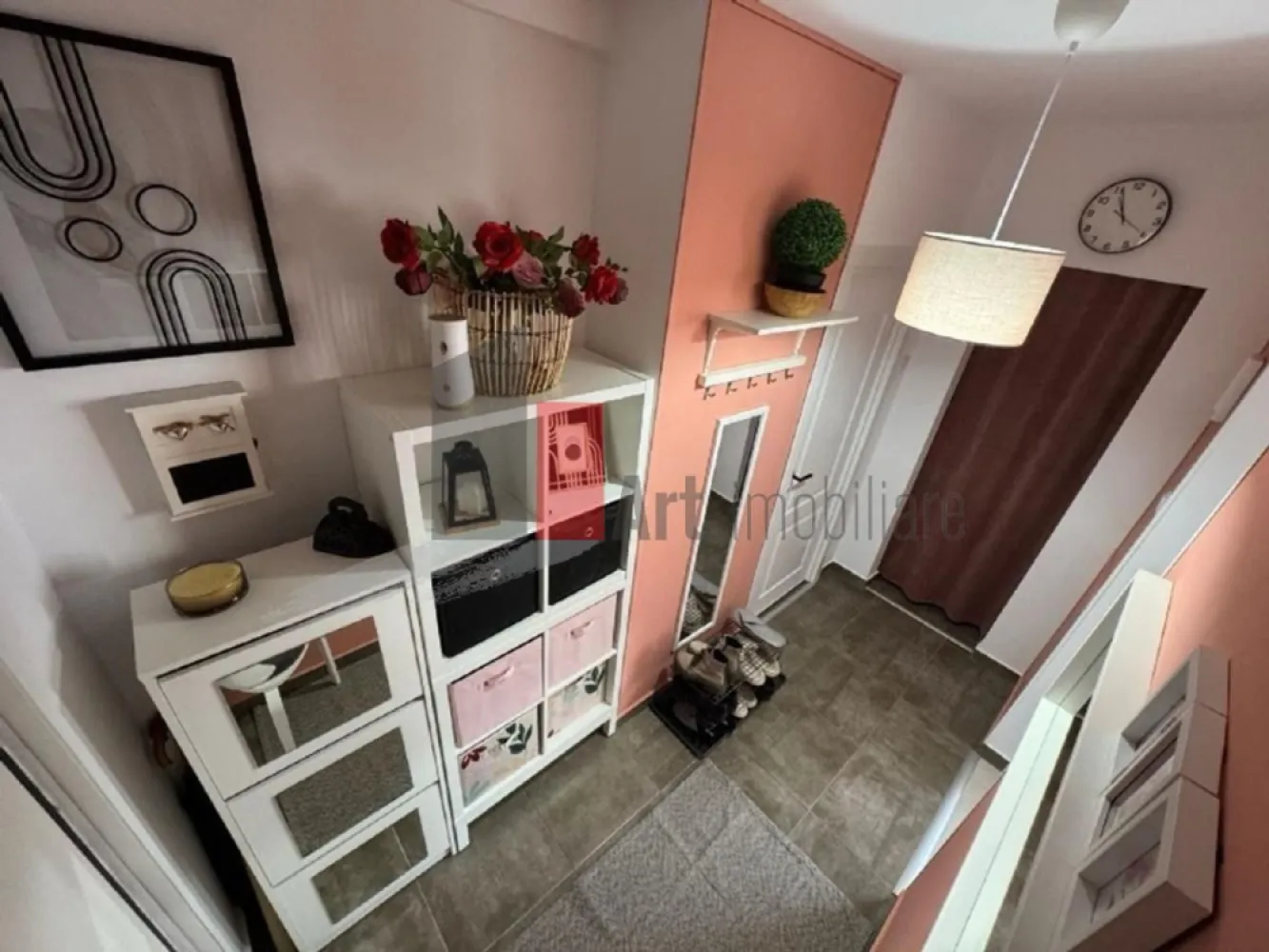 0% Comision, Apartament de vanzare zona Mihalache/Chibrit/Domenii 2 camere - Vânzare Apartament 2 camere – Zona 1 Mai | Bloc Reabilitat | Etaj 7/7 | 2 Debarale

Se oferă spre vânzare un apartament cu 2 camere, semidecomandat, situat în zona 1 Mai, o locație strategică ce oferă acces rapid către centrul Capitalei și zona de nord. Locuința se află la etajul 7 al unui imobil cu 7 niveluri, beneficiind de avantajul lipsei vecinilor de deasupra și de o priveliște degajată.

Proprietatea este foarte bine organizată din punct de vedere al depozitării, dispunând de două debarale generoase. Blocul este reabilitat termic, asigurând un confort sporit atât vara, cât și iarna. Apartamentul se vinde complet mobilat și utilat, fiind pregătit pentru o mutare imediată.

Detalii spațiu:

Suprafață utilă de 46 mp utili la care se adaugă un balcon spațios de 5 mp

Situat la etajul 7 din 7 într-un imobil dotat cu lift

Compartimentare semidecomandată cu spații de depozitare suplimentare (2 debarale)

Bloc reabilitat termic, oferind eficiență energetică și costuri reduse

Complet mobilat și utilat, într-o stare bună de funcționare

Utilități și facilități:

Sistem de încălzire prin rețeaua de termoficare a orașului

Sistem de aer condiționat instalat pentru controlul optim al temperaturii

Toate utilitățile disponibile respectiv apă, gaz, curent și canalizare

Balcon generos de 5 mp, ideal pentru relaxare sau depozitare

Contorizare individuală pentru un management eficient al cheltuielilor

Avantaje:

Localizare premium în zona 1 Mai, aproape de piețe, parcuri și transport în comun

Eficiență termică garantată de reabilitarea recentă a imobilului și a terasei

Compartimentare practică cu multiple spații pentru depozitare

Vedere panoramică și liniște, fiind situat la ultimul etaj

Gata de locuit, fără a necesita investiții majore în mobilier sau electrocasnice

Condiții de vânzare:

Toate documentele necesare vânzării sunt disponibile

Disponibilitate pentru vizionări cu programare prealabilă

Pentru mai multe detalii sau pentru programarea unei vizionări, vă stăm la dispoziție.