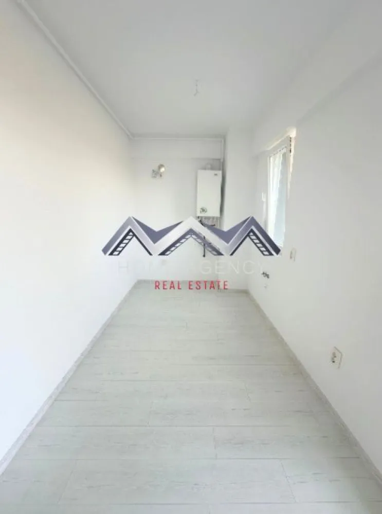 Apartament 2 camere Otopeni | preț final | comision 0 - Descoperă un apartament modern cu 2 camere, situat într-un ansamblu rezidențial nou din Otopeni, ideal atât pentru locuit, cât și pentru investiție sigură, datorită poziționării excelente și accesului rapid către București.

Locuința este amplasată la parter înalt într-un imobil D+3, oferind un echilibru foarte bun între accesibilitate și intimitate, fiind o alegere inspirată pentru cei care își doresc confort. Apartamentul este foarte luminos și bine orientat (Sud-Est), astfel că beneficiază de lumină naturală pe tot parcursul zilei – dormitorul este orientat spre Est, ideal pentru dimineți plăcute, iar zona de zi spre Sud, pentru un ambient cald și primitor.

Compartimentarea este una practică și versatilă, evidențiindu-se printr-o zonă de living generoasă, cu acces către balcon, dar și prin bucătăria retrasă, care poate fi închisă complet, oferind astfel un plus de confort și funcționalitate. 

Apartamentul se predă complet finisat cu materiale moderne, baie complet utilată cu gresie, faianță și obiecte sanitare (cadă), precum și centrală termică proprie, fiind racordat la toate utilitățile. 

Un alt avantaj important este faptul că beneficiază de un loc de parcare inclus, iar prețul afișat este final, reprezentând o oportunitate foarte bună pentru această zonă și acest tip de compartimentare.

Poziționarea în Otopeni oferă acces rapid către Aeroportul Henri Coandă, DN1, Centura București, dar și către centre comerciale, școli și mijloace de transport, ceea ce face ca proprietatea să fie potrivită atât pentru locuire personală, cât și pentru investiție cu randament bun.

Apartamentul se predă nemobilat, unele poze reprezintă sugestii de amenajare.

Programează acum o vizionare - este ultimul disponibil!