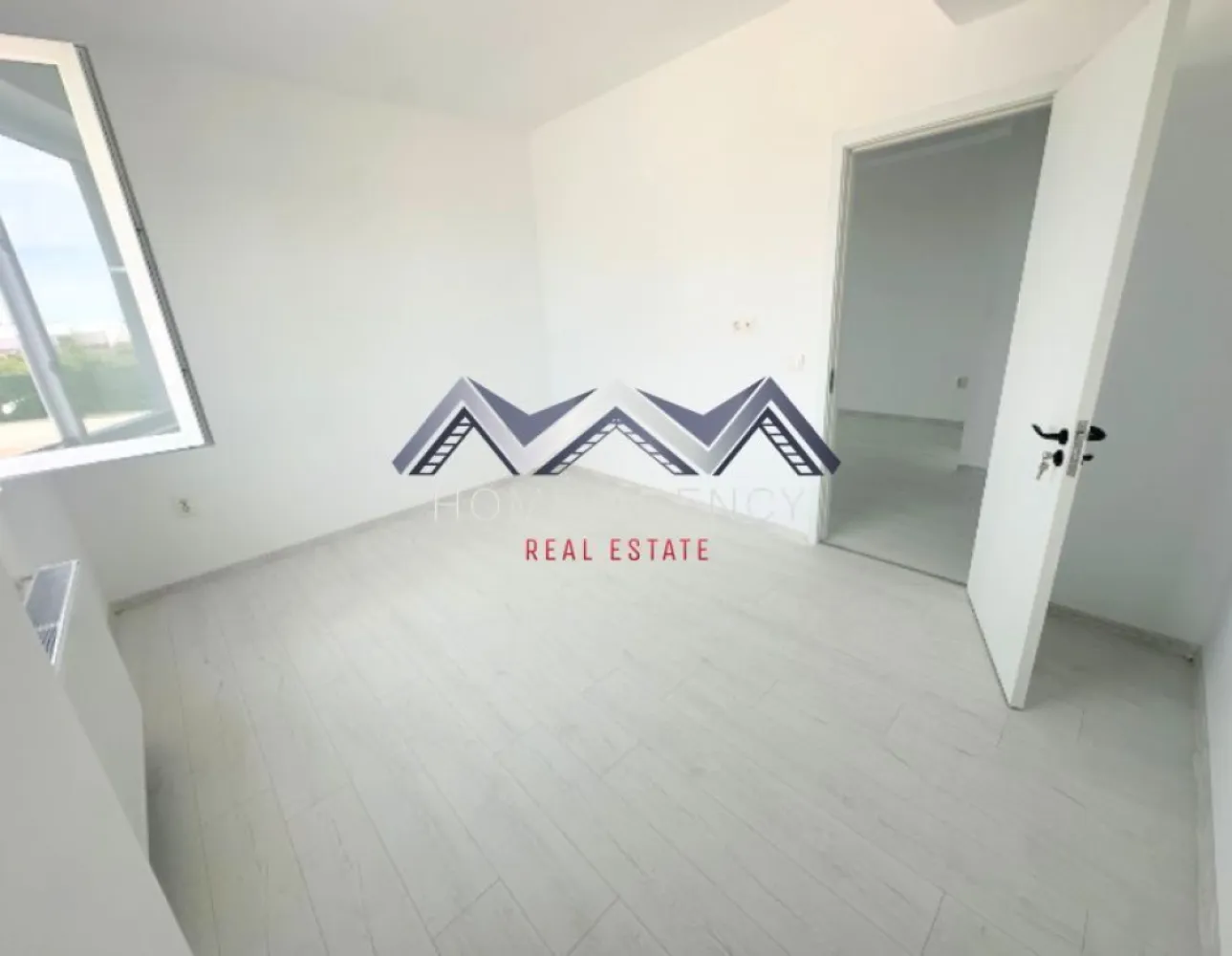 Apartament 2 camere Otopeni | preț final | comision 0 - Descoperă un apartament modern cu 2 camere, situat într-un ansamblu rezidențial nou din Otopeni, ideal atât pentru locuit, cât și pentru investiție sigură, datorită poziționării excelente și accesului rapid către București.

Locuința este amplasată la parter înalt într-un imobil D+3, oferind un echilibru foarte bun între accesibilitate și intimitate, fiind o alegere inspirată pentru cei care își doresc confort. Apartamentul este foarte luminos și bine orientat (Sud-Est), astfel că beneficiază de lumină naturală pe tot parcursul zilei – dormitorul este orientat spre Est, ideal pentru dimineți plăcute, iar zona de zi spre Sud, pentru un ambient cald și primitor.

Compartimentarea este una practică și versatilă, evidențiindu-se printr-o zonă de living generoasă, cu acces către balcon, dar și prin bucătăria retrasă, care poate fi închisă complet, oferind astfel un plus de confort și funcționalitate. 

Apartamentul se predă complet finisat cu materiale moderne, baie complet utilată cu gresie, faianță și obiecte sanitare (cadă), precum și centrală termică proprie, fiind racordat la toate utilitățile. 

Un alt avantaj important este faptul că beneficiază de un loc de parcare inclus, iar prețul afișat este final, reprezentând o oportunitate foarte bună pentru această zonă și acest tip de compartimentare.

Poziționarea în Otopeni oferă acces rapid către Aeroportul Henri Coandă, DN1, Centura București, dar și către centre comerciale, școli și mijloace de transport, ceea ce face ca proprietatea să fie potrivită atât pentru locuire personală, cât și pentru investiție cu randament bun.

Apartamentul se predă nemobilat, unele poze reprezintă sugestii de amenajare.

Programează acum o vizionare - este ultimul disponibil!