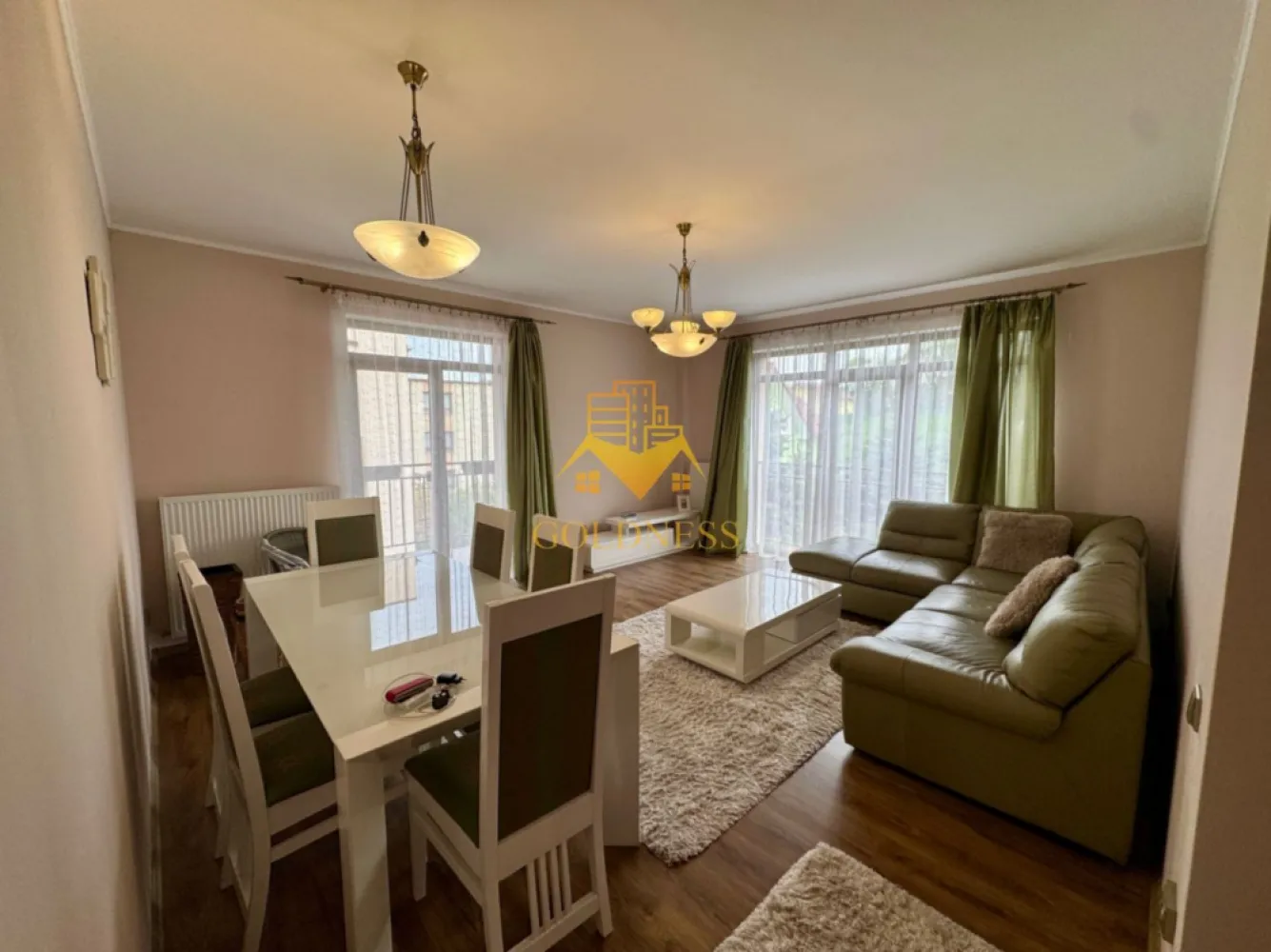 3 camere, Parcare, Zorilor, Eugen Ionesco, Observatorului, Frunzișului - GOLDNESS Imobiliare vă propune spre închiriere un apartament cu 3 camere complet mobilat și utilat, la etajul 2 într-un imobil de 2 etaje, în Cartierul Zorilor.
Dispune de 2 locuri de parcare (garaj+exterior)
Se află în apropierea stațiilor de transport în comun, magazine, restaurante, spații verzi, farmacii, etc. 

Apartamentul este compartimentat astfel:
 - doua dormitoarecu pat matrimonial, dressing, noptiere
 - living cu canapea, masa pentru cafea, comoda tv loc de servit masa 
 - bucatarie complet utilata si mobilata, loc de servit masa 
 - 2 bai, una cu dus walkin, calorifer port prosop și dulap pentru depozitare.
 - balcon 4mp.

Imobilul este dotat cu toate cele necesare- centrală proprie, frigider, aragaz, hotă, mașină de spălat haine, mașina de spălat vase, etc. 

Dacă sunteți interesați de acest apartament și doriți să îl vizionați, dar și pentru alte oferte nu ezitați să ne contactați telefonic sau prin e-mail. Vă stăm la dispoziție!
Pentru intermediere se percepe un comision de 50% din prețul chiriei!