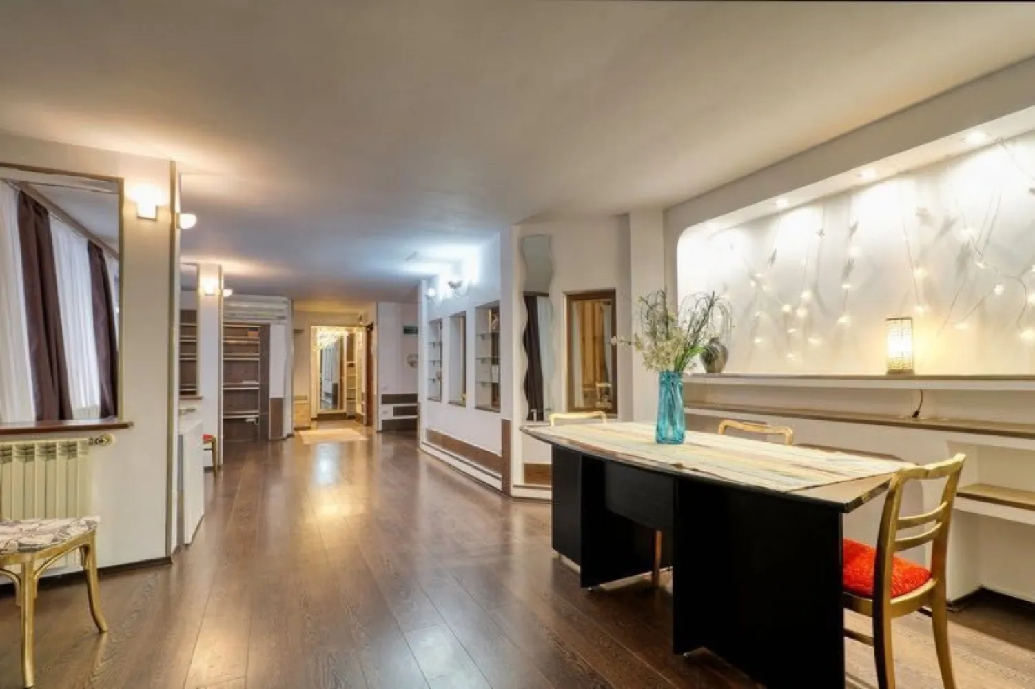 Apt Ion Neculce 74 - Va propunem spre inchiriere un apartament superb, cu o suprafata generoasa de 280mp, amplasat in zona centrala a Bucurestiului, pe strada Ion Neculce. Locuinta reprezinta INTREGUL etaj 1 dintr-o vila pe 3 nivele, declarata oficial monument arhitectural, imobilul remarcandu-se printr-un design deosebit.
Proprietatea ofera 5 camere ample si luminoase: 3 dormitoare, 3 grupuri sanitare, living, birou, bucatarie si multiple spatii de depozitare. Este ideala pentru firme dar si pentru familii, locuinta oferind intimitate si un spatiu vast. Este complet utilata, inclusiv cu masina de spalat vase si dressing-uri incorporate, iar mobila poate fi scoasa/adusa la cerere. 
Detine intrare separata. 
Apartamentul se afla la 5 minute de mers pe jos de parcul Kisseleff si la 10 minute distanta de piata Victoriei. Vis-a-vis de locuinta exista statii de autobuz si tramvai, piata, supermarket, farmacii, restaurante, gradinite, licee.
Locurile de parcare de pe stradutele adiacente sunt la liber.
Curtea este comuna. 
Apartamentul este pet friendly in cazul chiriasilor care respecta spatiul in care locuiesc. 
Se inchiriaza pe termen lung (minim un an). Chiria este de 1800euro pe luna + 2 garantii. 
Contact: 07******64