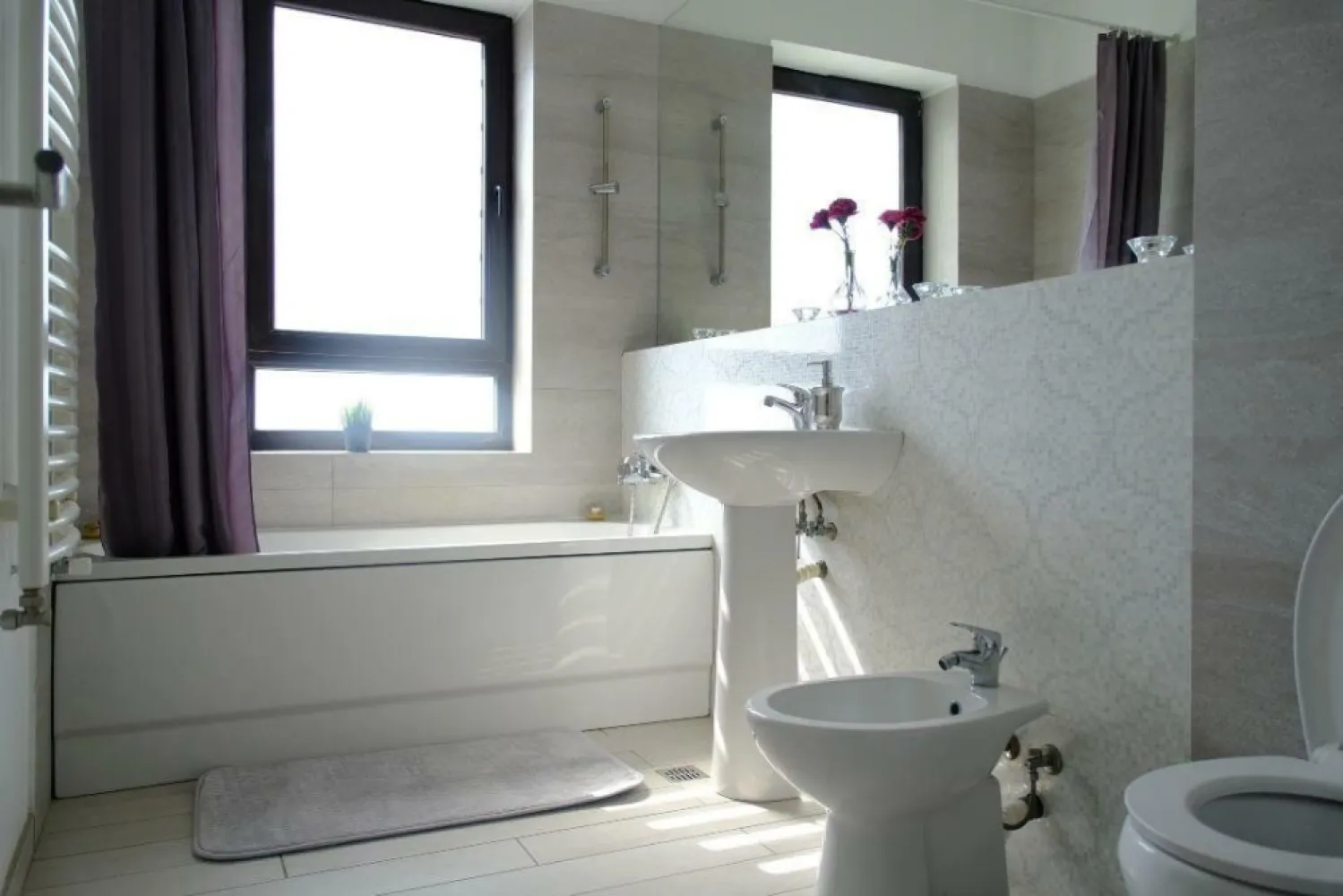 Apartament 4 camere de Lux - Apartamentul este situat in Ansamblul Rezidential Privighetorilor, situat in Bucuresti, Aleea Privighetorilor, nr 86 P, Sector 1. eta
Locatia se afla la 5 minute de AMBASADA USA, MALL BANEASA , Gradina Zoologica Baneasa,, Ikea, Jollie Ville , American International School of Bucharest 
 ,British School of Bucharest, Liceul Francez ,,Anna de Noailles", Gradinita Disneyland, Gradinita Mark Twain; Gradinita Tinker Bell; Gradinita/Scoala Little London, GRADINITA KARIN , British School , Scoala Primara si Gimnaziala Avenor College si alte scoli si gradinite private situate in Pipera. 

Finisarile si mobilierul sunt de inalta calitate.
Apartamentul este compus din 161 metrii patrati construiti , bucatarie deschisa 
 , 2 bai , 2 balcoane , 
DOTARI : TOTAL MOBILAT , BUCATARIE :Cuptor, plita electrica, hota, ,masina spalat vase , Frigider , Aragaz,

Apartamentul complet mobilat se inchiriaza cu 900 EUR PLUS TVA 19 la suta

In acest pret sunt incluse 2 locuri parcare SUBTERANE!

La semnarea contractului se achita 2 luni garantie si 2 luni chirie.
Liber cu posibilitate de inchiriere imediata.
Contact proprietar firma KTIK Development SRL