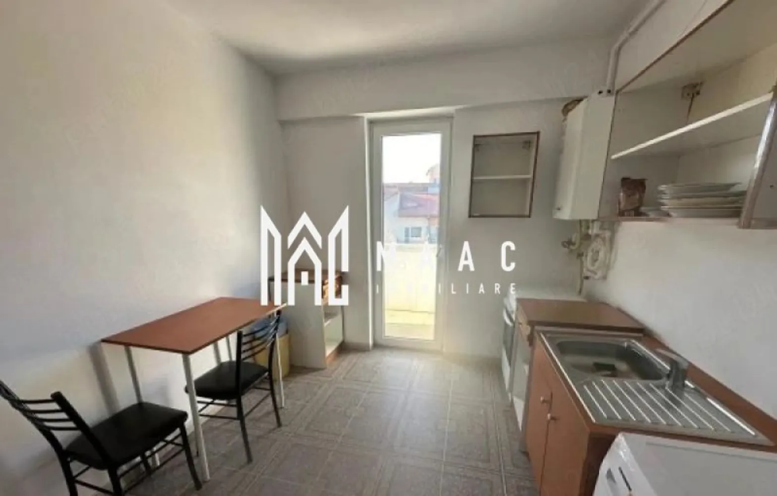 Apartament 1 camera decomandat | Bloc nou cu lift | Zona Lidl Mihai Viteazu - MAAC Imobiliare vă propune spre închiriere un apartament cu 2 camere, decomandat, situat într-un bloc nou construit în 2017, prevăzut cu lift, în zona Lidl Mihai Viteazu – Dedeman.

Apartamentul este decomandat, are o suprafață utilă de aproximativ 37 mp și este compartimentat din doua camere, bucatarie si baie.

Locuința beneficiază de o poziționare foarte bună, cu acces rapid către magazine, mijloace de transport și puncte de interes, dar în același timp oferă liniște și confort, având vedere spre zona verde din fața imobilului.

Avantajele proprietății includ:
- locație aproape de supermarket, piata, mall si mijloace de transport.
- acces rapid către centrul orașului și principalele puncte de interes

Se percepe o garantie de luna de chirie in avans.

Pentru mai multe detalii sau programarea unei vizionări, nu ezitați să ne contactați specificand ID: CP3081639