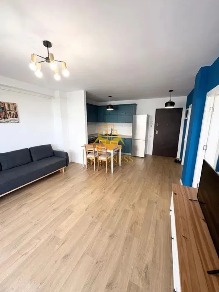 2 camere, modern, garaj, bloc nou, Europa zona Eugen Ionesco, Luminia - GOLDNESS Imobiliare vă propune spre închiriere un apartament cu 2 camere complet mobilat și utilat, la etajul 1 într-un imobil de 6 etaje, în Cartierul Europa.
Se poate inchiria parcare cu 50 euro!
Se află în apropierea stațiilor de transport în comun, magazine, restaurante, spații verzi, farmacii, etc. 

Apartamentul este compartimentat astfel:
 - dormitor cu pat matrimonial, dressing, noptiere
 - living cu bucatarie open space complet utilată, canapea extensibilă, loc de servit masa 
 - baie cu cada, calorifer port prosop și dulap pentru depozitare.
 - terasa de 11 mp.

Imobilul este dotat cu toate cele necesare- centrală proprie, mașină de spălat haine, masina de spalat vase, frigider, plită electrică, hotă, etc. 

Dacă sunteți interesați de acest apartament și doriți să îl vizionați, dar și pentru alte oferte nu ezitați să ne contactați telefonic sau prin e-mail. Vă stăm la dispoziție!

Pentru intermediere se percepe un comision de 50% din prețul chiriei!