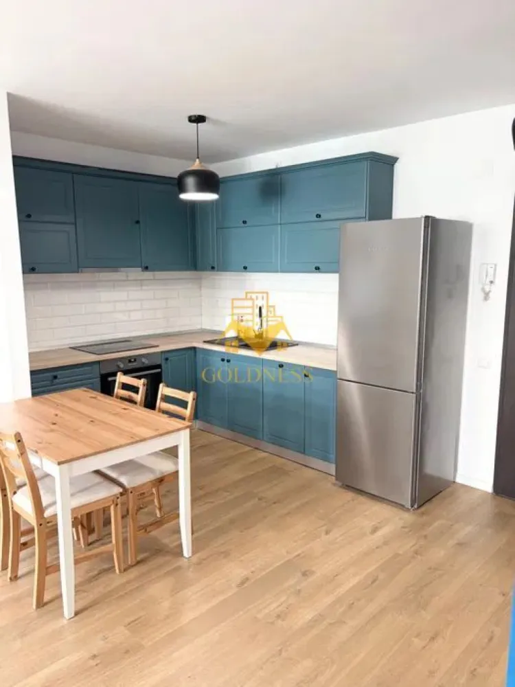 2 camere, modern, garaj, bloc nou, Europa zona Eugen Ionesco, Luminia - GOLDNESS Imobiliare vă propune spre închiriere un apartament cu 2 camere complet mobilat și utilat, la etajul 1 într-un imobil de 6 etaje, în Cartierul Europa.
Se poate inchiria parcare cu 50 euro!
Se află în apropierea stațiilor de transport în comun, magazine, restaurante, spații verzi, farmacii, etc. 

Apartamentul este compartimentat astfel:
 - dormitor cu pat matrimonial, dressing, noptiere
 - living cu bucatarie open space complet utilată, canapea extensibilă, loc de servit masa 
 - baie cu cada, calorifer port prosop și dulap pentru depozitare.
 - terasa de 11 mp.

Imobilul este dotat cu toate cele necesare- centrală proprie, mașină de spălat haine, masina de spalat vase, frigider, plită electrică, hotă, etc. 

Dacă sunteți interesați de acest apartament și doriți să îl vizionați, dar și pentru alte oferte nu ezitați să ne contactați telefonic sau prin e-mail. Vă stăm la dispoziție!

Pentru intermediere se percepe un comision de 50% din prețul chiriei!