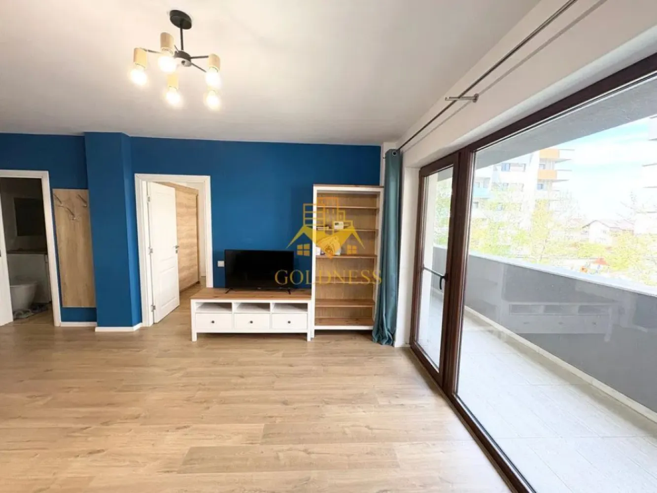 2 camere, modern, garaj, bloc nou, Europa zona Eugen Ionesco, Luminia - GOLDNESS Imobiliare vă propune spre închiriere un apartament cu 2 camere complet mobilat și utilat, la etajul 1 într-un imobil de 6 etaje, în Cartierul Europa.
Se poate inchiria parcare cu 50 euro!
Se află în apropierea stațiilor de transport în comun, magazine, restaurante, spații verzi, farmacii, etc. 

Apartamentul este compartimentat astfel:
 - dormitor cu pat matrimonial, dressing, noptiere
 - living cu bucatarie open space complet utilată, canapea extensibilă, loc de servit masa 
 - baie cu cada, calorifer port prosop și dulap pentru depozitare.
 - terasa de 11 mp.

Imobilul este dotat cu toate cele necesare- centrală proprie, mașină de spălat haine, masina de spalat vase, frigider, plită electrică, hotă, etc. 

Dacă sunteți interesați de acest apartament și doriți să îl vizionați, dar și pentru alte oferte nu ezitați să ne contactați telefonic sau prin e-mail. Vă stăm la dispoziție!

Pentru intermediere se percepe un comision de 50% din prețul chiriei!