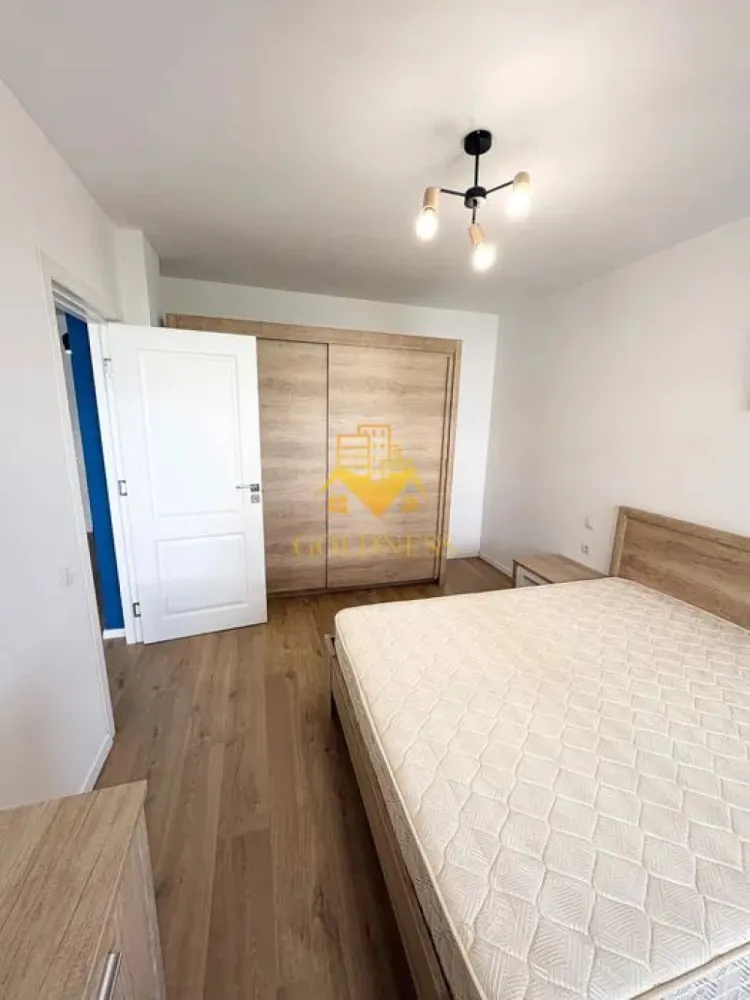2 camere, modern, garaj, bloc nou, Europa zona Eugen Ionesco, Luminia - GOLDNESS Imobiliare vă propune spre închiriere un apartament cu 2 camere complet mobilat și utilat, la etajul 1 într-un imobil de 6 etaje, în Cartierul Europa.
Se poate inchiria parcare cu 50 euro!
Se află în apropierea stațiilor de transport în comun, magazine, restaurante, spații verzi, farmacii, etc. 

Apartamentul este compartimentat astfel:
 - dormitor cu pat matrimonial, dressing, noptiere
 - living cu bucatarie open space complet utilată, canapea extensibilă, loc de servit masa 
 - baie cu cada, calorifer port prosop și dulap pentru depozitare.
 - terasa de 11 mp.

Imobilul este dotat cu toate cele necesare- centrală proprie, mașină de spălat haine, masina de spalat vase, frigider, plită electrică, hotă, etc. 

Dacă sunteți interesați de acest apartament și doriți să îl vizionați, dar și pentru alte oferte nu ezitați să ne contactați telefonic sau prin e-mail. Vă stăm la dispoziție!

Pentru intermediere se percepe un comision de 50% din prețul chiriei!