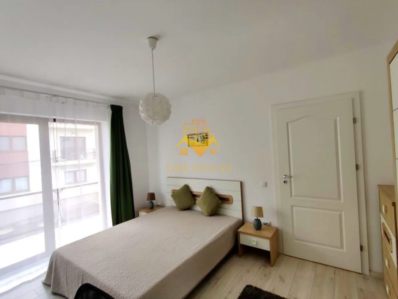 2 camere, open space, Parcare, Buna Ziua, Lidl, Grand Hotel Italia - GOLDNESS Imobiliare vă propune spre închiriere un apartament cu 2 camere open-space complet mobilat și utilat, la etajul 1 într-un imobil de 2 etaje, în cartierul Buna Ziua, in apropiere de LIDL, Grand Hotel Italia . 

Apartamentul este compartimentat astfel:
 - dormitor cu pat matrimonial, dressing, noptiere, comoda, birou

 - living cu bucatarie open-space complet utilată, canapea extensibilă, loc de servit masa 

 - baie cu vana, calorifer port prosop inox și dulap pentru depozitare.

 - terasa de 7mp.

Imobilul este dotat cu toate cele necesare- centrală proprie, mașină de spălat haine, frigider, aragaz, hotă, etc. 

Se află în apropierea stațiilor de transport în comun, magazine, restaurante, spații verzi, farmacii, etc. 

Dispune de loc de parcare inclusa in pret!

Dacă sunteți interesați de acest apartament și doriți să îl vizionați, dar și pentru alte oferte sau detalii nu ezitați să ne contactați telefonic sau prin e-mail. Vă stăm la dispoziție!