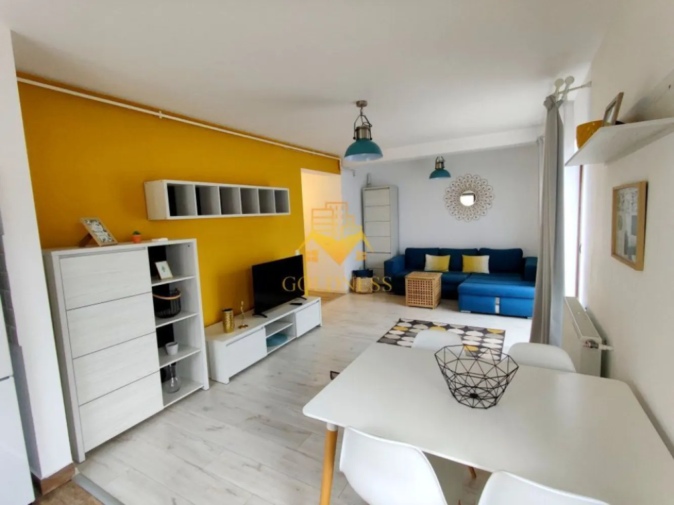 2 camere, open space, Parcare, Buna Ziua, Lidl, Grand Hotel Italia - GOLDNESS Imobiliare vă propune spre închiriere un apartament cu 2 camere open-space complet mobilat și utilat, la etajul 1 într-un imobil de 2 etaje, în cartierul Buna Ziua, in apropiere de LIDL, Grand Hotel Italia . 

Apartamentul este compartimentat astfel:
 - dormitor cu pat matrimonial, dressing, noptiere, comoda, birou

 - living cu bucatarie open-space complet utilată, canapea extensibilă, loc de servit masa 

 - baie cu vana, calorifer port prosop inox și dulap pentru depozitare.

 - terasa de 7mp.

Imobilul este dotat cu toate cele necesare- centrală proprie, mașină de spălat haine, frigider, aragaz, hotă, etc. 

Se află în apropierea stațiilor de transport în comun, magazine, restaurante, spații verzi, farmacii, etc. 

Dispune de loc de parcare inclusa in pret!

Dacă sunteți interesați de acest apartament și doriți să îl vizionați, dar și pentru alte oferte sau detalii nu ezitați să ne contactați telefonic sau prin e-mail. Vă stăm la dispoziție!