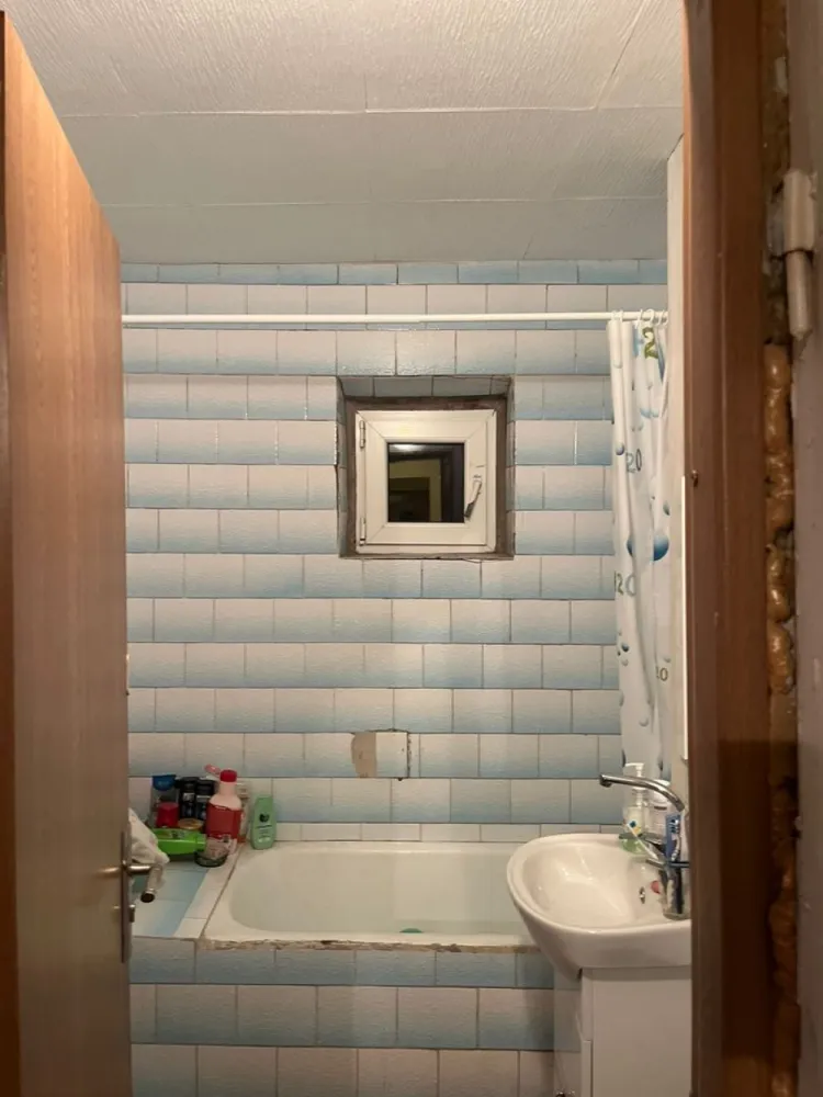 De vanzare apartament 3 camere Micro 16, etaj 4/4, 65.000 euro negociabil - Se oferă spre vânzare apartament cu 3 camere, situat în cartierul Micro 16, la etajul 4 din 4, cu suprafață de 55 mp.
Compartimentare:
- 3 camere
- bucătărie
- baie
- hol.
Apartamentul este potrivit atât pentru locuit, cât și pentru investiție. Zonă cu acces facil la magazine, transport și alte puncte de interes.
Preț: 65.000 euro, negociabil.
Pentru detalii și vizionare: 0746.252.252 Liliana Ene, Agentia imobiliara Mag Invest Galati.