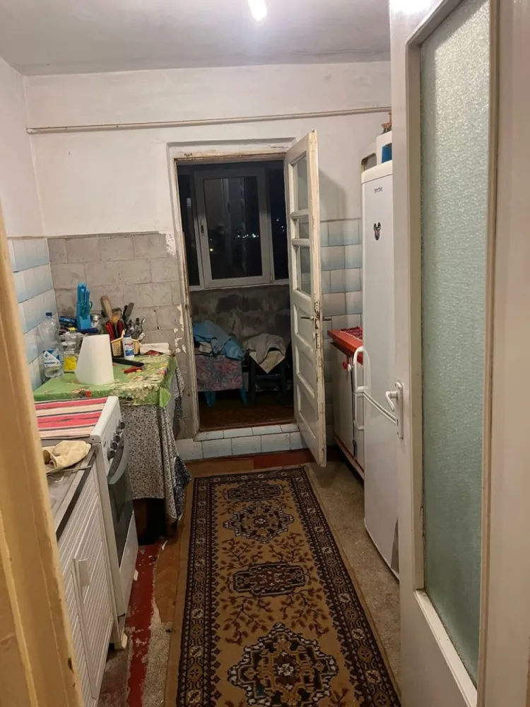 De vanzare apartament 3 camere Micro 16, etaj 4/4, 65.000 euro negociabil - Se oferă spre vânzare apartament cu 3 camere, situat în cartierul Micro 16, la etajul 4 din 4, cu suprafață de 55 mp.
Compartimentare:
- 3 camere
- bucătărie
- baie
- hol.
Apartamentul este potrivit atât pentru locuit, cât și pentru investiție. Zonă cu acces facil la magazine, transport și alte puncte de interes.
Preț: 65.000 euro, negociabil.
Pentru detalii și vizionare: 0746.252.252 Liliana Ene, Agentia imobiliara Mag Invest Galati.