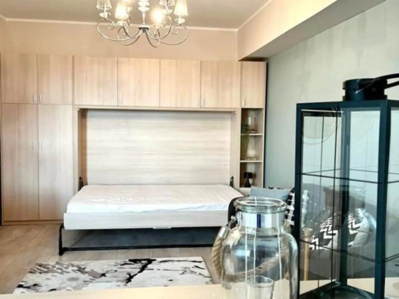 Apartament cu o camera, mobilat premium B-dul George Cosbuc, Mall 420 euro - Agentia imobiliara Mag Invest intermediaza inchirierea unui apartament cu o camera, spatios, situat pe bulevardul George Cosbuc, langa Mall Carrefour, pozitionat la etajul 10, intr-un imobil nou construit, dotat cu 2 lifturi silentioase.
Apartamentul este mobilat si utilat modern, dispune de tamplarie cu geam termopan, gresie, faianta, parchet laminat, centrala termica, aer conditionat, WI-FI, bucatarie inchisa, balcon, mobilier si electrocasnice de calitate superioara.
Zona este usor accesibila catre toate punctele de interes ale orasului, mijloc de transport in comun chiar langa bloc, centru comercial de 2 minute distanta.
Se inchiriaza pentru termen lung, se solicita chirie 420 euro si o garantie returnabila de 420 euro.
Comisionul de intermediere se achita o singura data, la semnarea contractului si este 70% din valoarea chiriei lunare.
Pentru detalii si viyionare 0746.252.252 Liliana Ene, Agentia Maginvest Galati.