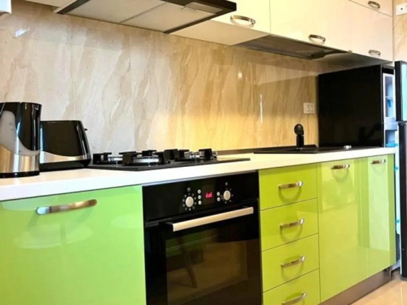 Apartament cu o camera, mobilat premium B-dul George Cosbuc, Mall 420 euro - Agentia imobiliara Mag Invest intermediaza inchirierea unui apartament cu o camera, spatios, situat pe bulevardul George Cosbuc, langa Mall Carrefour, pozitionat la etajul 10, intr-un imobil nou construit, dotat cu 2 lifturi silentioase.
Apartamentul este mobilat si utilat modern, dispune de tamplarie cu geam termopan, gresie, faianta, parchet laminat, centrala termica, aer conditionat, WI-FI, bucatarie inchisa, balcon, mobilier si electrocasnice de calitate superioara.
Zona este usor accesibila catre toate punctele de interes ale orasului, mijloc de transport in comun chiar langa bloc, centru comercial de 2 minute distanta.
Se inchiriaza pentru termen lung, se solicita chirie 420 euro si o garantie returnabila de 420 euro.
Comisionul de intermediere se achita o singura data, la semnarea contractului si este 70% din valoarea chiriei lunare.
Pentru detalii si viyionare 0746.252.252 Liliana Ene, Agentia Maginvest Galati.