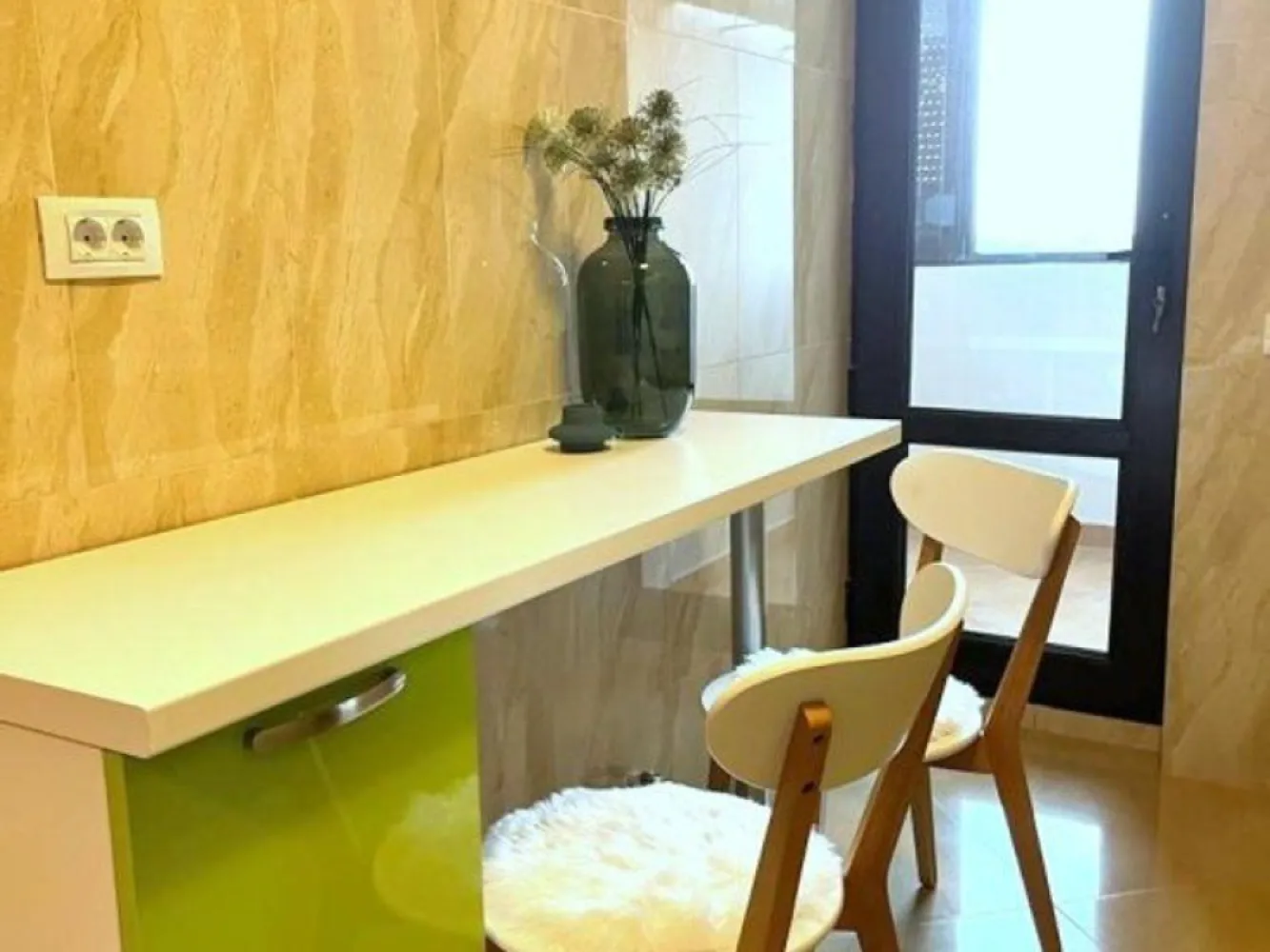 Apartament cu o camera, mobilat premium B-dul George Cosbuc, Mall 420 euro - Agentia imobiliara Mag Invest intermediaza inchirierea unui apartament cu o camera, spatios, situat pe bulevardul George Cosbuc, langa Mall Carrefour, pozitionat la etajul 10, intr-un imobil nou construit, dotat cu 2 lifturi silentioase.
Apartamentul este mobilat si utilat modern, dispune de tamplarie cu geam termopan, gresie, faianta, parchet laminat, centrala termica, aer conditionat, WI-FI, bucatarie inchisa, balcon, mobilier si electrocasnice de calitate superioara.
Zona este usor accesibila catre toate punctele de interes ale orasului, mijloc de transport in comun chiar langa bloc, centru comercial de 2 minute distanta.
Se inchiriaza pentru termen lung, se solicita chirie 420 euro si o garantie returnabila de 420 euro.
Comisionul de intermediere se achita o singura data, la semnarea contractului si este 70% din valoarea chiriei lunare.
Pentru detalii si viyionare 0746.252.252 Liliana Ene, Agentia Maginvest Galati.