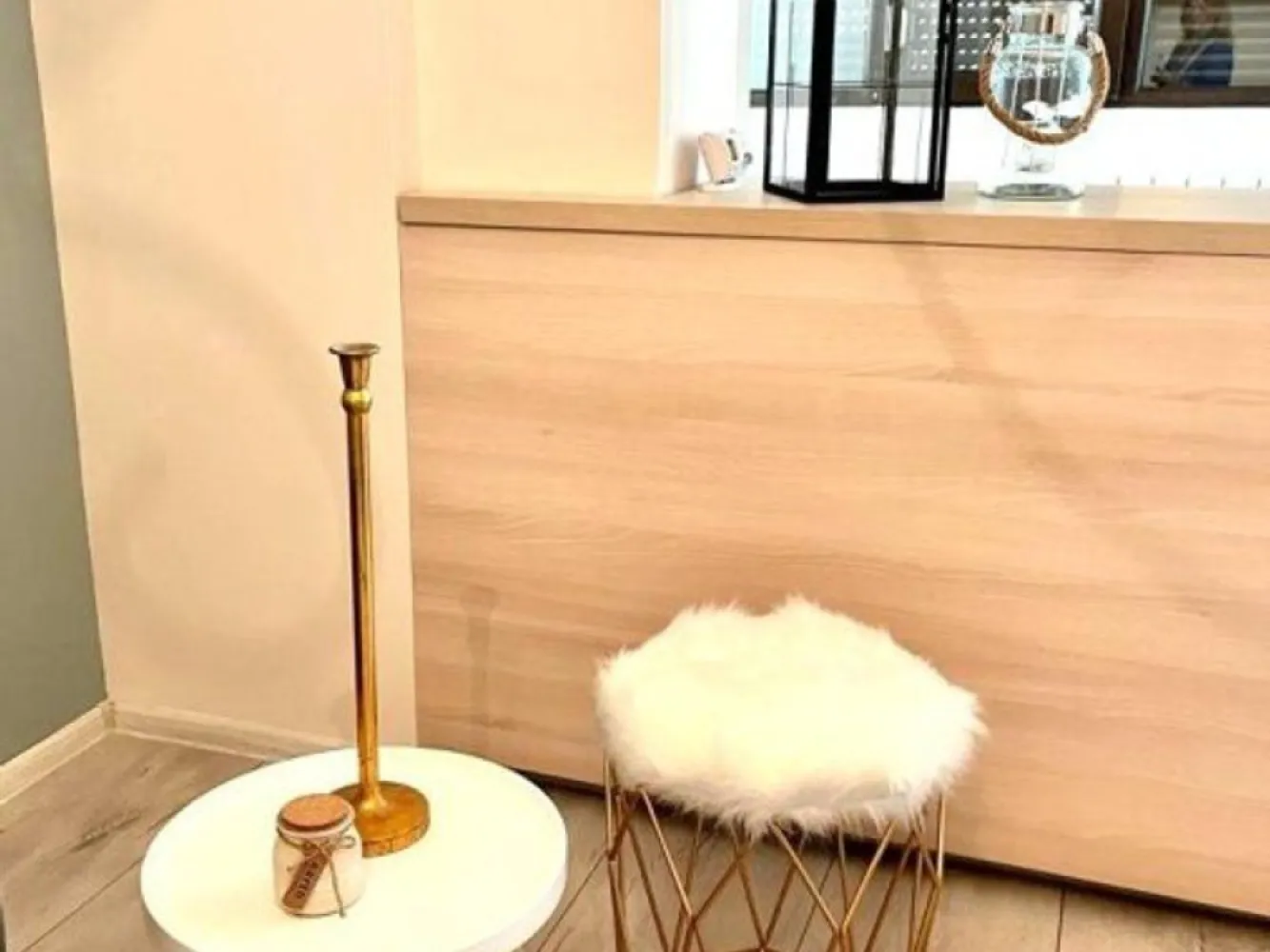Apartament cu o camera, mobilat premium B-dul George Cosbuc, Mall 420 euro - Agentia imobiliara Mag Invest intermediaza inchirierea unui apartament cu o camera, spatios, situat pe bulevardul George Cosbuc, langa Mall Carrefour, pozitionat la etajul 10, intr-un imobil nou construit, dotat cu 2 lifturi silentioase.
Apartamentul este mobilat si utilat modern, dispune de tamplarie cu geam termopan, gresie, faianta, parchet laminat, centrala termica, aer conditionat, WI-FI, bucatarie inchisa, balcon, mobilier si electrocasnice de calitate superioara.
Zona este usor accesibila catre toate punctele de interes ale orasului, mijloc de transport in comun chiar langa bloc, centru comercial de 2 minute distanta.
Se inchiriaza pentru termen lung, se solicita chirie 420 euro si o garantie returnabila de 420 euro.
Comisionul de intermediere se achita o singura data, la semnarea contractului si este 70% din valoarea chiriei lunare.
Pentru detalii si viyionare 0746.252.252 Liliana Ene, Agentia Maginvest Galati.
