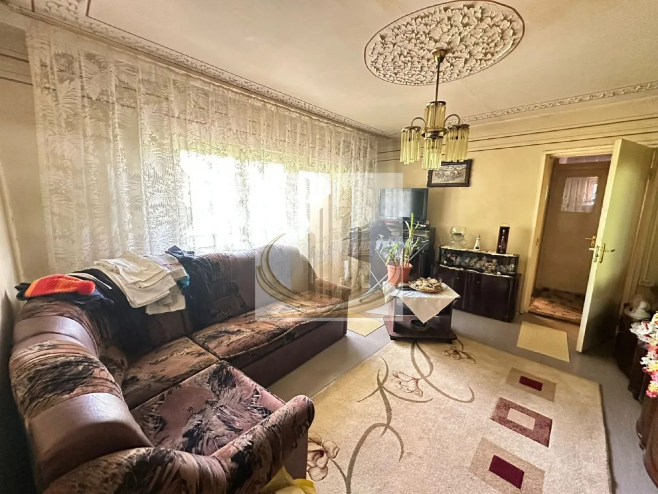Apartament 3 camere | Etaj intermediar | Nord Timișoara - O oportunitate rară în zona de nord a Timișoarei, în apropierea străzii Răsăritului. 📍

Situat la un etaj intermediar, mai exact la etajul 3 al unui imobil cu 5 etaje, anvelopat și izolat termic, acest apartament reprezintă alegerea ideală pentru cei care caută un spațiu generos, într-o zonă excelentă, la un preț cu adevărat greu de egalat în piața actuală. 💥

Prețul de achiziție este cu aproximativ 20-30% sub nivelul pieței pentru această zonă și această compartimentare, ceea ce transformă proprietatea într-o investiție extrem de atractivă, fie pentru locuire, fie pentru revânzare sau închiriere după renovare. 🔑

Apartamentul necesită renovare, însă vine cu avantaje foarte importante deja existente:
* centrală proprie pe gaz montată 
* 2 dormitoare mari 
* living generos și luminos 
* bucătărie spațioasă, practică, nu îngustă 
* baie cu vană 
* WC de serviciu 
* 2 balcoane, datorită poziționării pe colț 

Compartimentarea este una foarte bine gândită, oferind senzația de spațiu și confort pe care tot mai puține apartamente o mai au astăzi. 🌟

Zona este apreciată pentru accesibilitate, liniște și apropierea de multiple puncte de interes, iar astfel de proprietăți apar foarte rar la acest nivel de preț.

Exclusivitate Grand Mobilis Imobiliare.