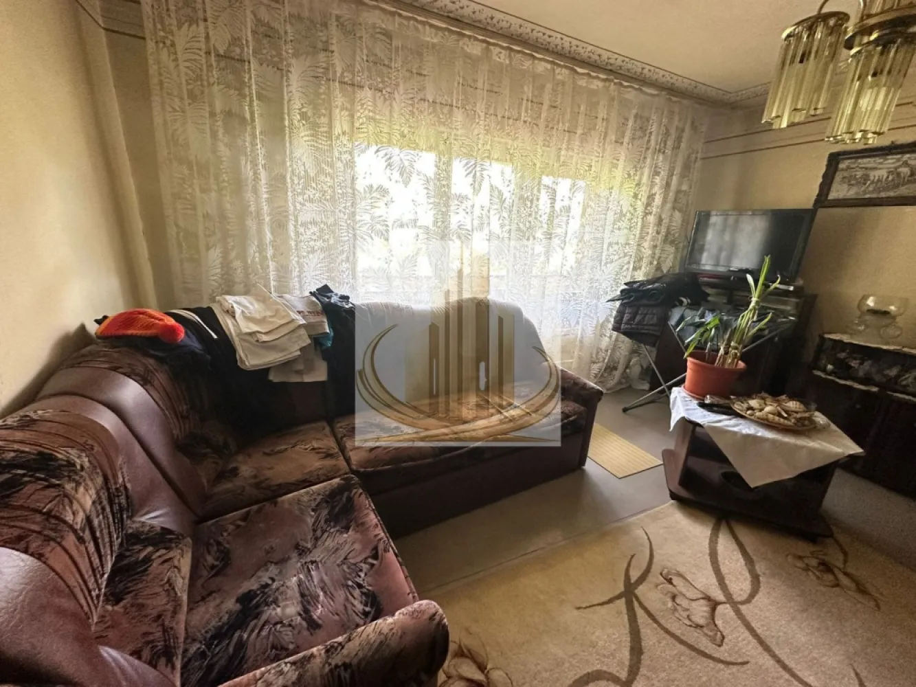 Apartament 3 camere | Etaj intermediar | Nord Timișoara - O oportunitate rară în zona de nord a Timișoarei, în apropierea străzii Răsăritului. 📍

Situat la un etaj intermediar, mai exact la etajul 3 al unui imobil cu 5 etaje, anvelopat și izolat termic, acest apartament reprezintă alegerea ideală pentru cei care caută un spațiu generos, într-o zonă excelentă, la un preț cu adevărat greu de egalat în piața actuală. 💥

Prețul de achiziție este cu aproximativ 20-30% sub nivelul pieței pentru această zonă și această compartimentare, ceea ce transformă proprietatea într-o investiție extrem de atractivă, fie pentru locuire, fie pentru revânzare sau închiriere după renovare. 🔑

Apartamentul necesită renovare, însă vine cu avantaje foarte importante deja existente:
* centrală proprie pe gaz montată 
* 2 dormitoare mari 
* living generos și luminos 
* bucătărie spațioasă, practică, nu îngustă 
* baie cu vană 
* WC de serviciu 
* 2 balcoane, datorită poziționării pe colț 

Compartimentarea este una foarte bine gândită, oferind senzația de spațiu și confort pe care tot mai puține apartamente o mai au astăzi. 🌟

Zona este apreciată pentru accesibilitate, liniște și apropierea de multiple puncte de interes, iar astfel de proprietăți apar foarte rar la acest nivel de preț.

Exclusivitate Grand Mobilis Imobiliare.