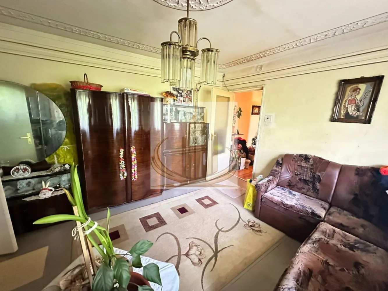 Apartament 3 camere | Etaj intermediar | Nord Timișoara - O oportunitate rară în zona de nord a Timișoarei, în apropierea străzii Răsăritului. 📍

Situat la un etaj intermediar, mai exact la etajul 3 al unui imobil cu 5 etaje, anvelopat și izolat termic, acest apartament reprezintă alegerea ideală pentru cei care caută un spațiu generos, într-o zonă excelentă, la un preț cu adevărat greu de egalat în piața actuală. 💥

Prețul de achiziție este cu aproximativ 20-30% sub nivelul pieței pentru această zonă și această compartimentare, ceea ce transformă proprietatea într-o investiție extrem de atractivă, fie pentru locuire, fie pentru revânzare sau închiriere după renovare. 🔑

Apartamentul necesită renovare, însă vine cu avantaje foarte importante deja existente:
* centrală proprie pe gaz montată 
* 2 dormitoare mari 
* living generos și luminos 
* bucătărie spațioasă, practică, nu îngustă 
* baie cu vană 
* WC de serviciu 
* 2 balcoane, datorită poziționării pe colț 

Compartimentarea este una foarte bine gândită, oferind senzația de spațiu și confort pe care tot mai puține apartamente o mai au astăzi. 🌟

Zona este apreciată pentru accesibilitate, liniște și apropierea de multiple puncte de interes, iar astfel de proprietăți apar foarte rar la acest nivel de preț.

Exclusivitate Grand Mobilis Imobiliare.