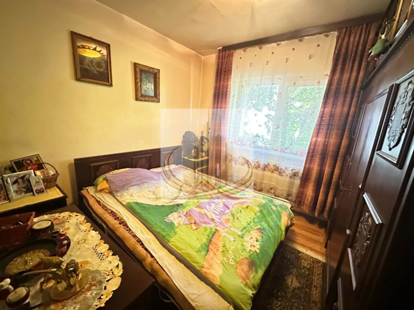 Apartament 3 camere | Etaj intermediar | Nord Timișoara - O oportunitate rară în zona de nord a Timișoarei, în apropierea străzii Răsăritului. 📍

Situat la un etaj intermediar, mai exact la etajul 3 al unui imobil cu 5 etaje, anvelopat și izolat termic, acest apartament reprezintă alegerea ideală pentru cei care caută un spațiu generos, într-o zonă excelentă, la un preț cu adevărat greu de egalat în piața actuală. 💥

Prețul de achiziție este cu aproximativ 20-30% sub nivelul pieței pentru această zonă și această compartimentare, ceea ce transformă proprietatea într-o investiție extrem de atractivă, fie pentru locuire, fie pentru revânzare sau închiriere după renovare. 🔑

Apartamentul necesită renovare, însă vine cu avantaje foarte importante deja existente:
* centrală proprie pe gaz montată 
* 2 dormitoare mari 
* living generos și luminos 
* bucătărie spațioasă, practică, nu îngustă 
* baie cu vană 
* WC de serviciu 
* 2 balcoane, datorită poziționării pe colț 

Compartimentarea este una foarte bine gândită, oferind senzația de spațiu și confort pe care tot mai puține apartamente o mai au astăzi. 🌟

Zona este apreciată pentru accesibilitate, liniște și apropierea de multiple puncte de interes, iar astfel de proprietăți apar foarte rar la acest nivel de preț.

Exclusivitate Grand Mobilis Imobiliare.
