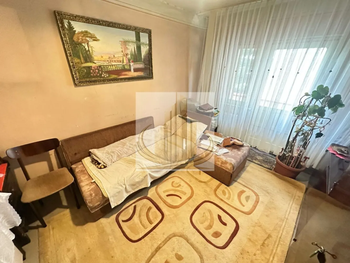 Apartament 3 camere | Etaj intermediar | Nord Timișoara - O oportunitate rară în zona de nord a Timișoarei, în apropierea străzii Răsăritului. 📍

Situat la un etaj intermediar, mai exact la etajul 3 al unui imobil cu 5 etaje, anvelopat și izolat termic, acest apartament reprezintă alegerea ideală pentru cei care caută un spațiu generos, într-o zonă excelentă, la un preț cu adevărat greu de egalat în piața actuală. 💥

Prețul de achiziție este cu aproximativ 20-30% sub nivelul pieței pentru această zonă și această compartimentare, ceea ce transformă proprietatea într-o investiție extrem de atractivă, fie pentru locuire, fie pentru revânzare sau închiriere după renovare. 🔑

Apartamentul necesită renovare, însă vine cu avantaje foarte importante deja existente:
* centrală proprie pe gaz montată 
* 2 dormitoare mari 
* living generos și luminos 
* bucătărie spațioasă, practică, nu îngustă 
* baie cu vană 
* WC de serviciu 
* 2 balcoane, datorită poziționării pe colț 

Compartimentarea este una foarte bine gândită, oferind senzația de spațiu și confort pe care tot mai puține apartamente o mai au astăzi. 🌟

Zona este apreciată pentru accesibilitate, liniște și apropierea de multiple puncte de interes, iar astfel de proprietăți apar foarte rar la acest nivel de preț.

Exclusivitate Grand Mobilis Imobiliare.