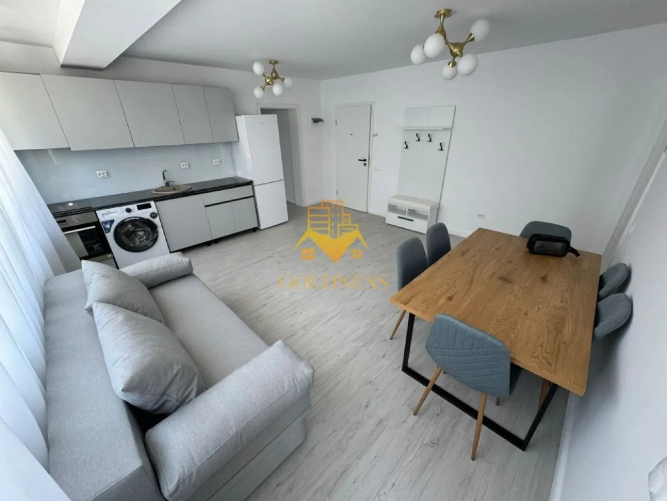 2 camere,prima inchiriere, parcare,Baciu zona Galaxiei, Calea Baciului - GOLDNESS Imobiliare vă propune spre închiriere un apartament cu 2 camere complet mobilat și utilat, la etajul 3 într-un imobil de 3 etaje, în Baciu.
Se poate inchiria parcare cu 50e !
Se află în apropierea stațiilor de transport în comun, magazine, restaurante, spații verzi, farmacii, etc. 

Apartamentul este compartimentat astfel:
 - dormitor cu pat matrimonial, dressing, noptiere
 - living cu bucatarie open space complet utilată, canapea extensibilă, loc de servit masa 
 - baie cu cabina de dus, calorifer port prosop și dulap pentru depozitare.
 - terasa de 6 mp.

Imobilul este dotat cu toate cele necesare- centrală proprie, mașină de spălat haine, frigider, plită electrică, hotă, etc. 

Dacă sunteți interesați de acest apartament și doriți să îl vizionați, dar și pentru alte oferte nu ezitați să ne contactați telefonic sau prin e-mail. Vă stăm la dispoziție!

Pentru intermediere se percepe un comision de 50% din prețul chiriei!