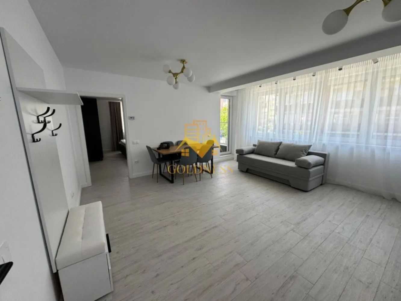 2 camere,prima inchiriere, parcare,Baciu zona Galaxiei, Calea Baciului - GOLDNESS Imobiliare vă propune spre închiriere un apartament cu 2 camere complet mobilat și utilat, la etajul 3 într-un imobil de 3 etaje, în Baciu.
Se poate inchiria parcare cu 50e !
Se află în apropierea stațiilor de transport în comun, magazine, restaurante, spații verzi, farmacii, etc. 

Apartamentul este compartimentat astfel:
 - dormitor cu pat matrimonial, dressing, noptiere
 - living cu bucatarie open space complet utilată, canapea extensibilă, loc de servit masa 
 - baie cu cabina de dus, calorifer port prosop și dulap pentru depozitare.
 - terasa de 6 mp.

Imobilul este dotat cu toate cele necesare- centrală proprie, mașină de spălat haine, frigider, plită electrică, hotă, etc. 

Dacă sunteți interesați de acest apartament și doriți să îl vizionați, dar și pentru alte oferte nu ezitați să ne contactați telefonic sau prin e-mail. Vă stăm la dispoziție!

Pentru intermediere se percepe un comision de 50% din prețul chiriei!