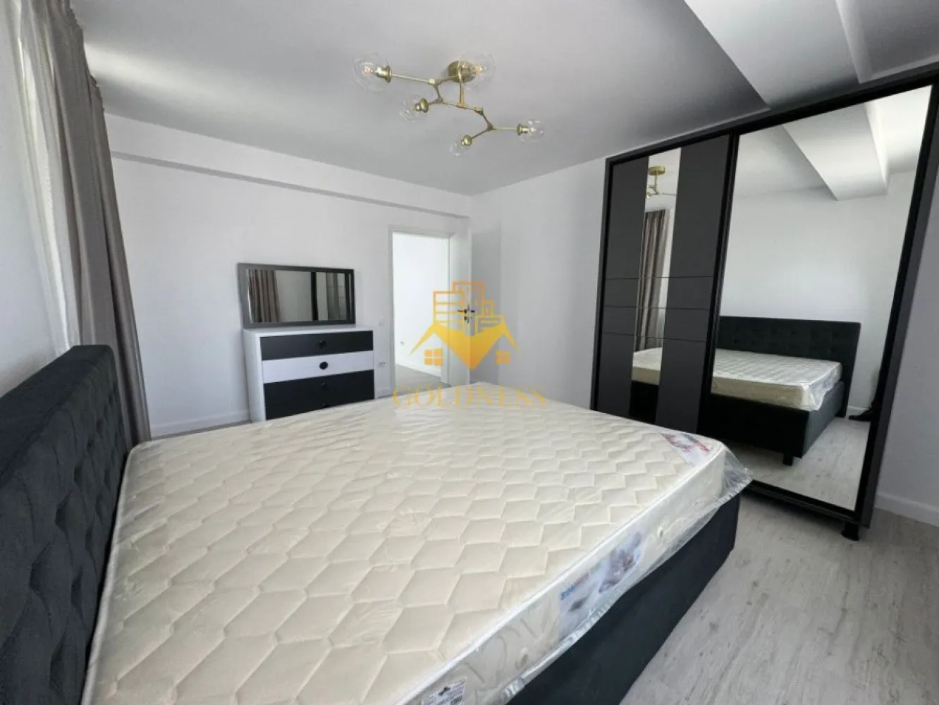 2 camere,prima inchiriere, parcare,Baciu zona Galaxiei, Calea Baciului - GOLDNESS Imobiliare vă propune spre închiriere un apartament cu 2 camere complet mobilat și utilat, la etajul 3 într-un imobil de 3 etaje, în Baciu.
Se poate inchiria parcare cu 50e !
Se află în apropierea stațiilor de transport în comun, magazine, restaurante, spații verzi, farmacii, etc. 

Apartamentul este compartimentat astfel:
 - dormitor cu pat matrimonial, dressing, noptiere
 - living cu bucatarie open space complet utilată, canapea extensibilă, loc de servit masa 
 - baie cu cabina de dus, calorifer port prosop și dulap pentru depozitare.
 - terasa de 6 mp.

Imobilul este dotat cu toate cele necesare- centrală proprie, mașină de spălat haine, frigider, plită electrică, hotă, etc. 

Dacă sunteți interesați de acest apartament și doriți să îl vizionați, dar și pentru alte oferte nu ezitați să ne contactați telefonic sau prin e-mail. Vă stăm la dispoziție!

Pentru intermediere se percepe un comision de 50% din prețul chiriei!