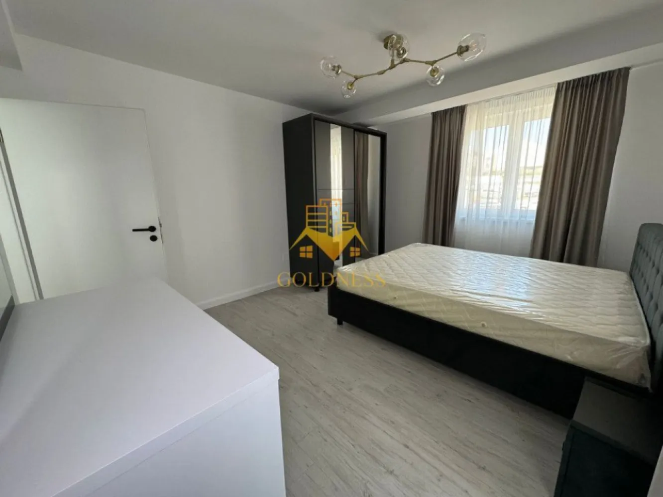 2 camere,prima inchiriere, parcare,Baciu zona Galaxiei, Calea Baciului - GOLDNESS Imobiliare vă propune spre închiriere un apartament cu 2 camere complet mobilat și utilat, la etajul 3 într-un imobil de 3 etaje, în Baciu.
Se poate inchiria parcare cu 50e !
Se află în apropierea stațiilor de transport în comun, magazine, restaurante, spații verzi, farmacii, etc. 

Apartamentul este compartimentat astfel:
 - dormitor cu pat matrimonial, dressing, noptiere
 - living cu bucatarie open space complet utilată, canapea extensibilă, loc de servit masa 
 - baie cu cabina de dus, calorifer port prosop și dulap pentru depozitare.
 - terasa de 6 mp.

Imobilul este dotat cu toate cele necesare- centrală proprie, mașină de spălat haine, frigider, plită electrică, hotă, etc. 

Dacă sunteți interesați de acest apartament și doriți să îl vizionați, dar și pentru alte oferte nu ezitați să ne contactați telefonic sau prin e-mail. Vă stăm la dispoziție!

Pentru intermediere se percepe un comision de 50% din prețul chiriei!