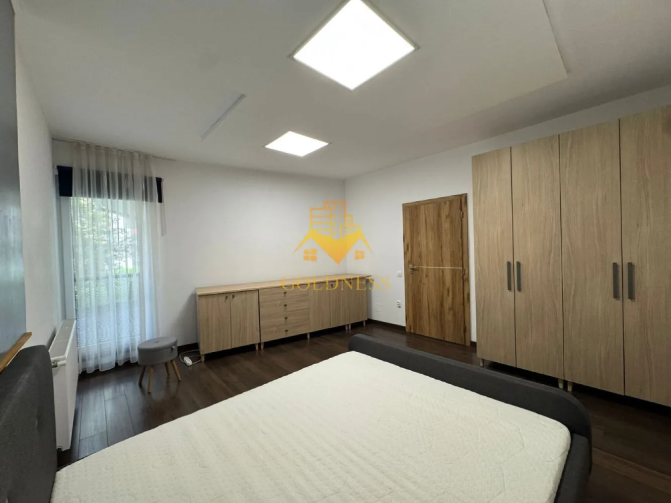 2 camere, modern, parcare, semicentral, zona Bosch, NTT Data, Scala - GOLDNESS Imobiliare vă propune spre închiriere un apartament cu 2 camere complet mobilat și utilat, la etajul 3 într-un imobil de 5 etaje, în zona semicentrala. Apartamentul este compartimentat astfel:
 - dormitor cu pat matrimonial, dressing, noptiere, birou
 - living cu canapea, spatiu pentru depozitare, TV, AC
 - bucatarie complet mobilata, utilata, loc de luat masa
 - baie cu cada, calorifer port prosop inox și dulap pentru depozitare.
 - terasa de 10 mp.

Imobilul este dotat cu toate cele necesare- centrală proprie, mașină de spălat haine, frigider, plită electrică, hotă, etc. 
Se află în apropierea stațiilor de transport în comun, magazine, restaurante, spații verzi, farmacii, etc. 
Dispune de loc de parcare subterana !

Dacă sunteți interesați de acest apartament și doriți să îl vizionați, dar și pentru alte oferte sau detalii nu ezitați să ne contactați telefonic sau prin e-mail - goldnessimobiliare@gmail.com. Vă stăm la dispoziție!