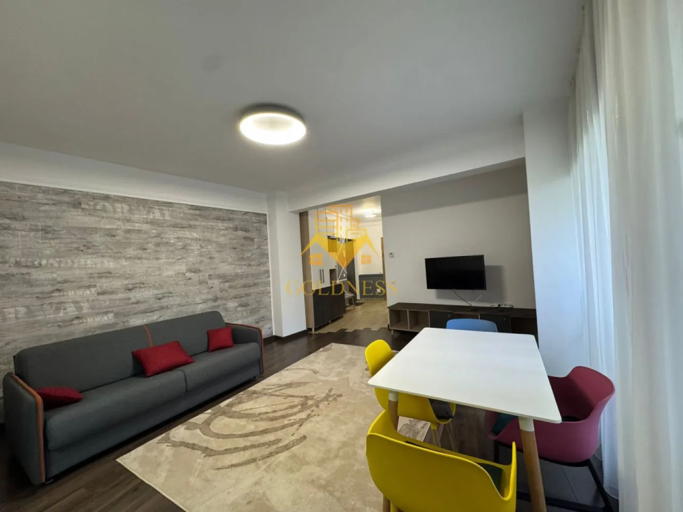 2 camere, modern, parcare, semicentral, zona Bosch, NTT Data, Scala - GOLDNESS Imobiliare vă propune spre închiriere un apartament cu 2 camere complet mobilat și utilat, la etajul 3 într-un imobil de 5 etaje, în zona semicentrala. Apartamentul este compartimentat astfel:
 - dormitor cu pat matrimonial, dressing, noptiere, birou
 - living cu canapea, spatiu pentru depozitare, TV, AC
 - bucatarie complet mobilata, utilata, loc de luat masa
 - baie cu cada, calorifer port prosop inox și dulap pentru depozitare.
 - terasa de 10 mp.

Imobilul este dotat cu toate cele necesare- centrală proprie, mașină de spălat haine, frigider, plită electrică, hotă, etc. 
Se află în apropierea stațiilor de transport în comun, magazine, restaurante, spații verzi, farmacii, etc. 
Dispune de loc de parcare subterana !

Dacă sunteți interesați de acest apartament și doriți să îl vizionați, dar și pentru alte oferte sau detalii nu ezitați să ne contactați telefonic sau prin e-mail - goldnessimobiliare@gmail.com. Vă stăm la dispoziție!