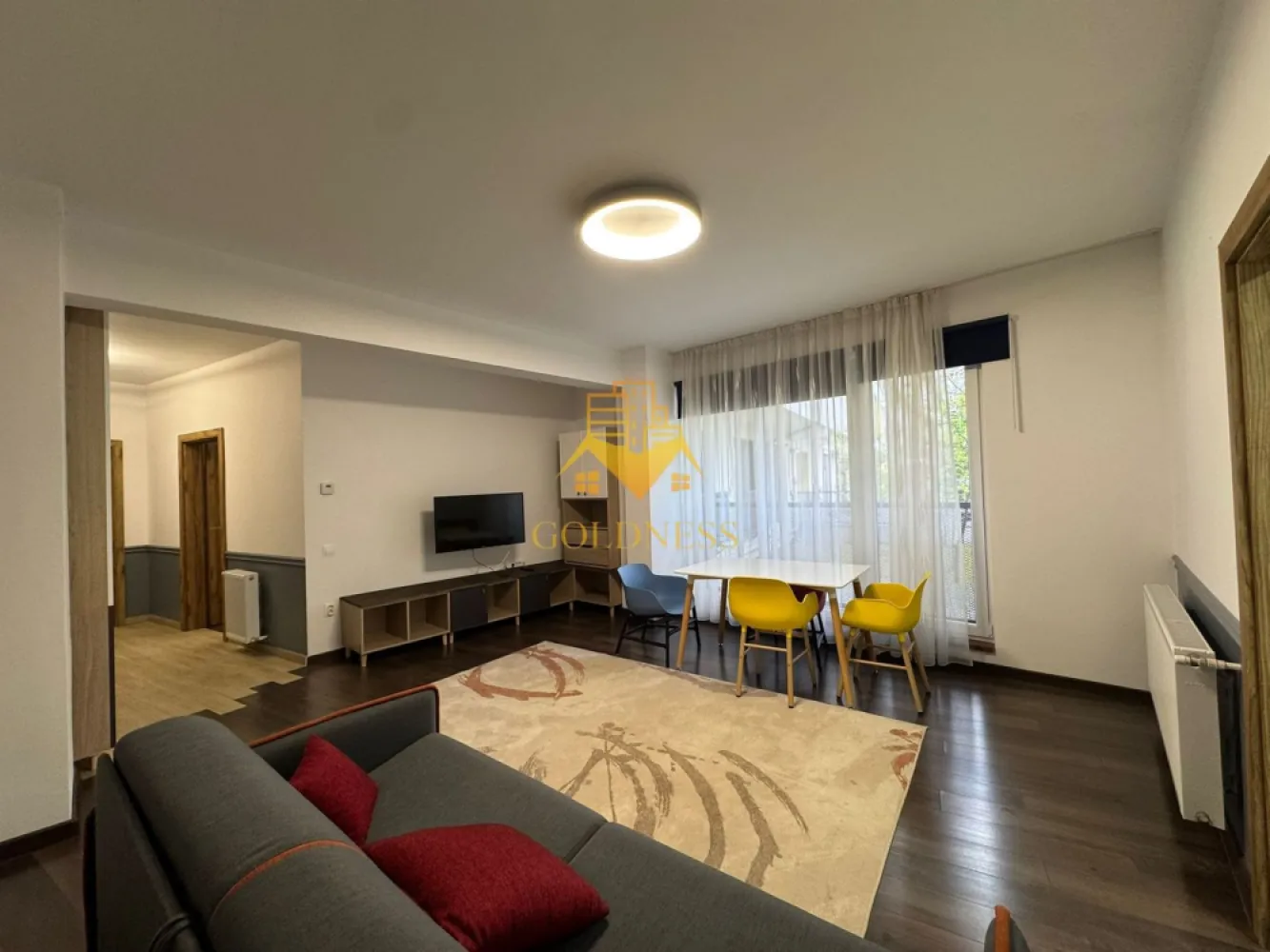 2 camere, modern, parcare, semicentral, zona Bosch, NTT Data, Scala - GOLDNESS Imobiliare vă propune spre închiriere un apartament cu 2 camere complet mobilat și utilat, la etajul 3 într-un imobil de 5 etaje, în zona semicentrala. Apartamentul este compartimentat astfel:
 - dormitor cu pat matrimonial, dressing, noptiere, birou
 - living cu canapea, spatiu pentru depozitare, TV, AC
 - bucatarie complet mobilata, utilata, loc de luat masa
 - baie cu cada, calorifer port prosop inox și dulap pentru depozitare.
 - terasa de 10 mp.

Imobilul este dotat cu toate cele necesare- centrală proprie, mașină de spălat haine, frigider, plită electrică, hotă, etc. 
Se află în apropierea stațiilor de transport în comun, magazine, restaurante, spații verzi, farmacii, etc. 
Dispune de loc de parcare subterana !

Dacă sunteți interesați de acest apartament și doriți să îl vizionați, dar și pentru alte oferte sau detalii nu ezitați să ne contactați telefonic sau prin e-mail - goldnessimobiliare@gmail.com. Vă stăm la dispoziție!