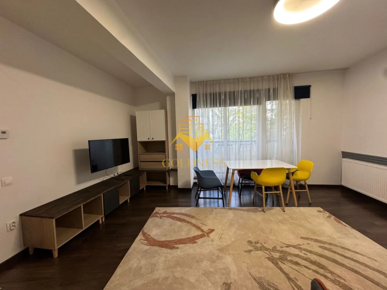 2 camere, modern, parcare, semicentral, zona Bosch, NTT Data, Scala - GOLDNESS Imobiliare vă propune spre închiriere un apartament cu 2 camere complet mobilat și utilat, la etajul 3 într-un imobil de 5 etaje, în zona semicentrala. Apartamentul este compartimentat astfel:
 - dormitor cu pat matrimonial, dressing, noptiere, birou
 - living cu canapea, spatiu pentru depozitare, TV, AC
 - bucatarie complet mobilata, utilata, loc de luat masa
 - baie cu cada, calorifer port prosop inox și dulap pentru depozitare.
 - terasa de 10 mp.

Imobilul este dotat cu toate cele necesare- centrală proprie, mașină de spălat haine, frigider, plită electrică, hotă, etc. 
Se află în apropierea stațiilor de transport în comun, magazine, restaurante, spații verzi, farmacii, etc. 
Dispune de loc de parcare subterana !

Dacă sunteți interesați de acest apartament și doriți să îl vizionați, dar și pentru alte oferte sau detalii nu ezitați să ne contactați telefonic sau prin e-mail - goldnessimobiliare@gmail.com. Vă stăm la dispoziție!