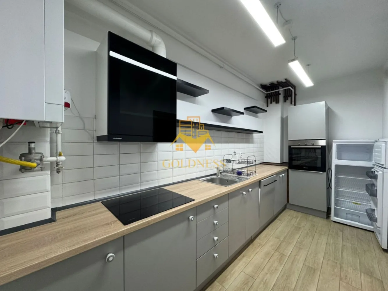 2 camere, modern, parcare, semicentral, zona Bosch, NTT Data, Scala - GOLDNESS Imobiliare vă propune spre închiriere un apartament cu 2 camere complet mobilat și utilat, la etajul 3 într-un imobil de 5 etaje, în zona semicentrala. Apartamentul este compartimentat astfel:
 - dormitor cu pat matrimonial, dressing, noptiere, birou
 - living cu canapea, spatiu pentru depozitare, TV, AC
 - bucatarie complet mobilata, utilata, loc de luat masa
 - baie cu cada, calorifer port prosop inox și dulap pentru depozitare.
 - terasa de 10 mp.

Imobilul este dotat cu toate cele necesare- centrală proprie, mașină de spălat haine, frigider, plită electrică, hotă, etc. 
Se află în apropierea stațiilor de transport în comun, magazine, restaurante, spații verzi, farmacii, etc. 
Dispune de loc de parcare subterana !

Dacă sunteți interesați de acest apartament și doriți să îl vizionați, dar și pentru alte oferte sau detalii nu ezitați să ne contactați telefonic sau prin e-mail - goldnessimobiliare@gmail.com. Vă stăm la dispoziție!