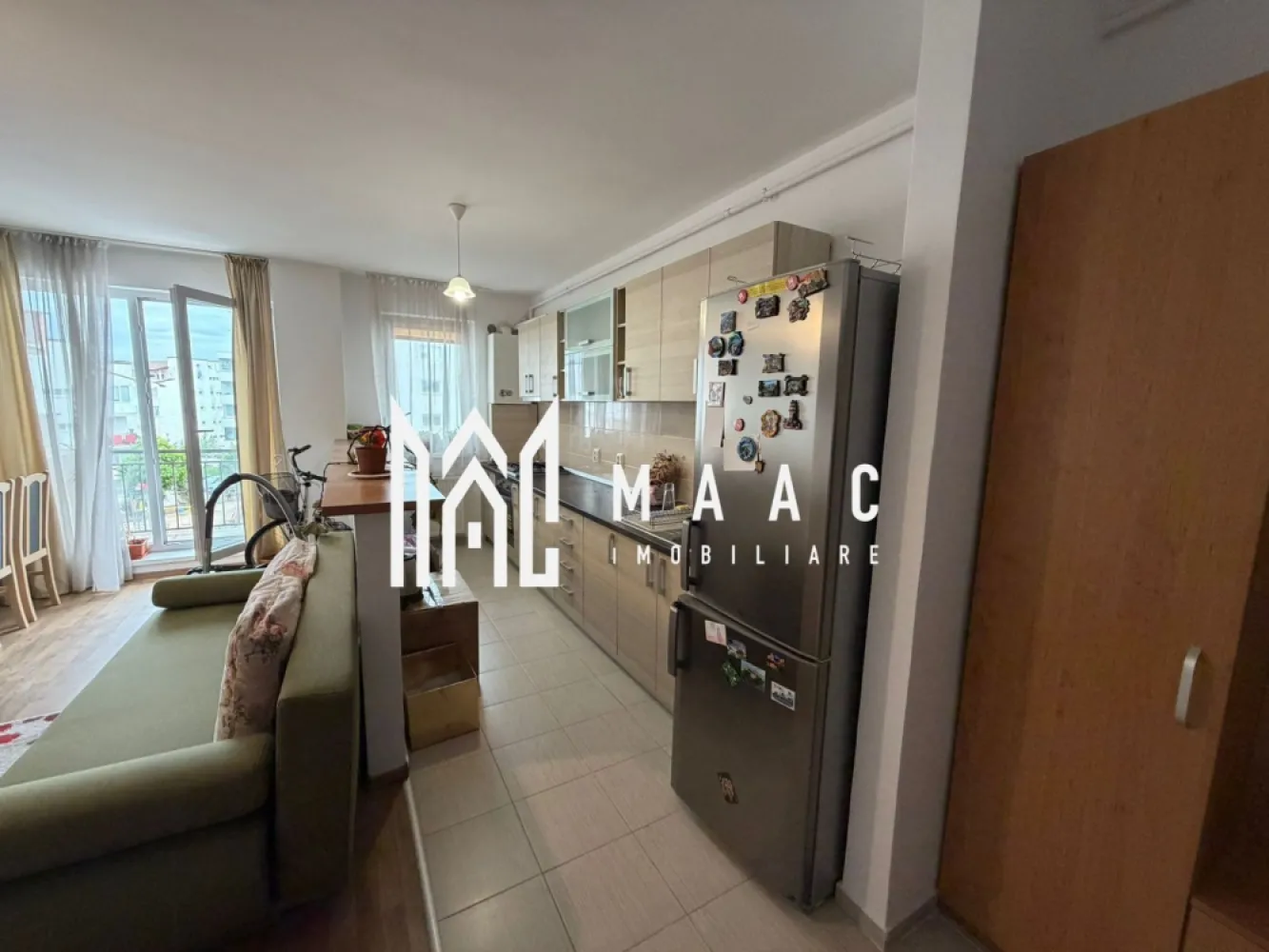 Apartament 2 camere |Zona Kaufland Arhitectilor |48 MP - MAAC Imobiliare vă propune spre vânzare un apartament modern cu 2 camere, decomandat, situat într-una dintre cele mai căutate zone din cartierul Arhitecților, în imediata apropiere a magazinului Kaufland.

Locuința dispune de o compartimentare eficientă și oferă un confort sporit, fiind ideală atât pentru locuit, cât și pentru investiție.

Caracteristici principale:

* Suprafață bine optimizată, compartimentare decomandată
* Living spațios și luminos
* Dormitor confortabil
* Bucătărie separată
* Baie cu geam pentru aerisire naturală
* Balcon generos de 6 mp – perfect pentru relaxare
* Loc de parcare inclus

Apartamentul se vinde complet mobilat și utilat, fiind pregătit pentru mutare imediată, fără investiții suplimentare.

Zona oferă acces facil către puncte de interes, magazine, mijloace de transport și alte facilități urbane.

Avantaje:

* Locație excelentă
* Luminozitate naturală ridicată
* Intimitate și confort
* Ideal pentru locuit sau închiriere

Pentru mai multe detalii sau programarea unei vizionări, nu ezitați să ne contactați! Va rugam specificati CP3085473