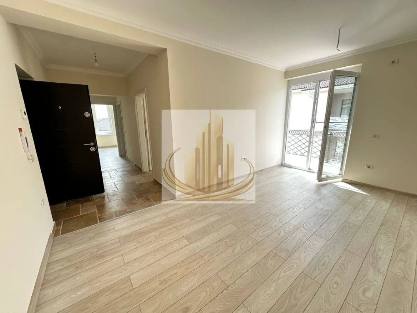 Apartament Ultra Premium | Încălzire în pardoseală | Etaj 3 - Eleganță, rafinament și atenție la fiecare detaliu. ✨

Vă prezentăm un apartament cu 2 camere cu adevărat aparte, realizat la standarde ultra-premium, unde materialele folosite și finisajele transformă fiecare spațiu într-o experiență de lux autentic.

Situat la etajul 3, într-un imobil izolat cu polistiren de 10 cm EPS 100, apartamentul beneficiază de o suprafață utilă de 52 mp, compartimentare decomandată, bucătărie închisă și balcon. 🏡

Interiorul impresionează prin:
* finisaje premium din travertin 
* încălzire în pardoseală pentru un confort desăvârșit 
* centrală proprie nouă Ariston Smart 
* parchet laminat de 12 mm, rezistent și elegant 
* design modern, luminos și extrem de bine întreținut 

Casa scării este finisată cu marmură, oferind încă de la intrare senzația unui imobil exclusivist. În plus, proprietatea beneficiază de locuri de parcare și acces securizat cu barieră. 🚗

Totul în acest apartament transmite calitate, bun gust și confort premium. O proprietate ideală pentru cei care nu caută doar un apartament, ci un stil de viață. 🌟

Grand Mobilis Imobiliare.
ID Intern CP3085436