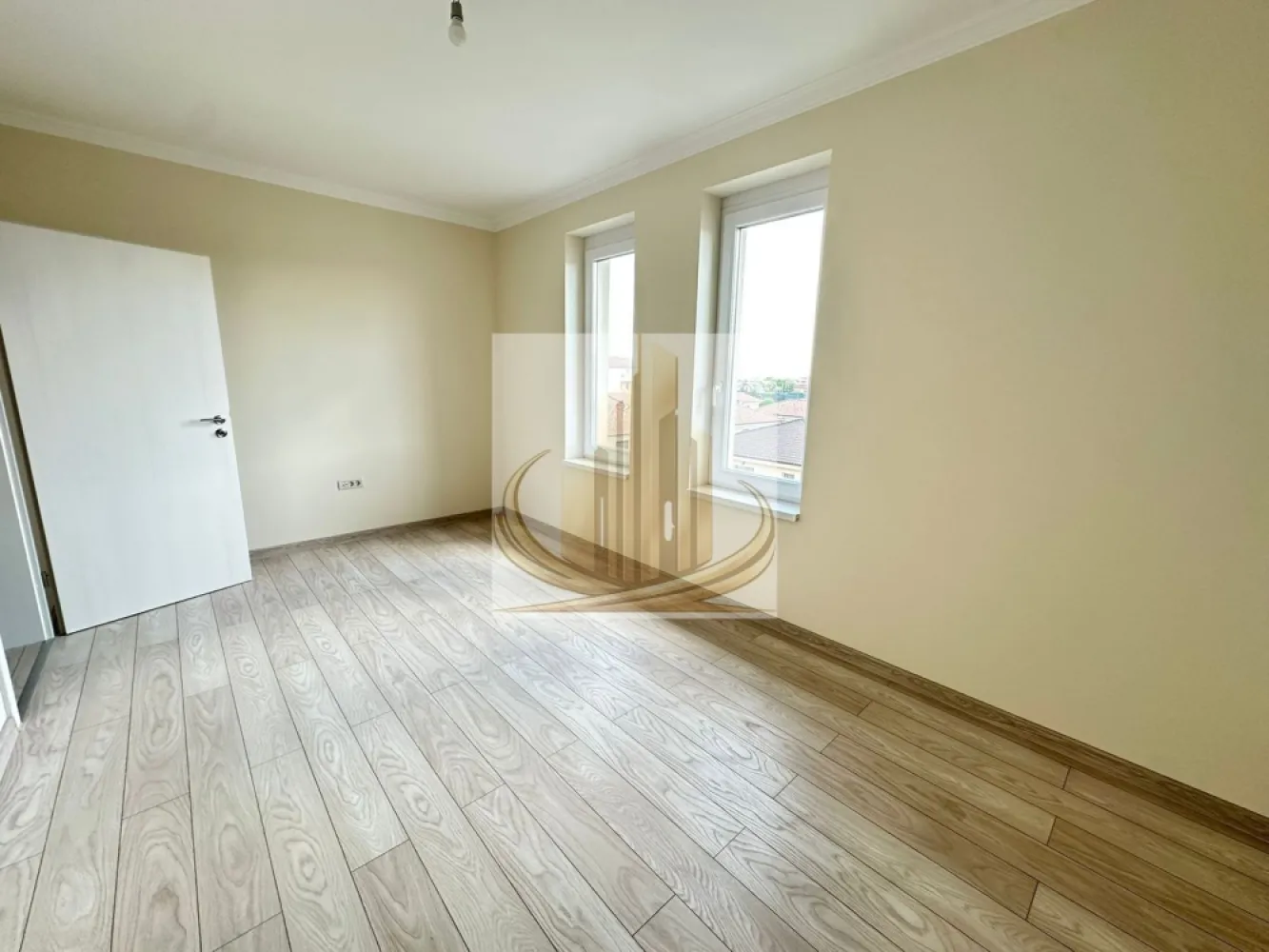 Apartament Ultra Premium | Încălzire în pardoseală | Etaj 3 - Eleganță, rafinament și atenție la fiecare detaliu. ✨

Vă prezentăm un apartament cu 2 camere cu adevărat aparte, realizat la standarde ultra-premium, unde materialele folosite și finisajele transformă fiecare spațiu într-o experiență de lux autentic.

Situat la etajul 3, într-un imobil izolat cu polistiren de 10 cm EPS 100, apartamentul beneficiază de o suprafață utilă de 52 mp, compartimentare decomandată, bucătărie închisă și balcon. 🏡

Interiorul impresionează prin:
* finisaje premium din travertin 
* încălzire în pardoseală pentru un confort desăvârșit 
* centrală proprie nouă Ariston Smart 
* parchet laminat de 12 mm, rezistent și elegant 
* design modern, luminos și extrem de bine întreținut 

Casa scării este finisată cu marmură, oferind încă de la intrare senzația unui imobil exclusivist. În plus, proprietatea beneficiază de locuri de parcare și acces securizat cu barieră. 🚗

Totul în acest apartament transmite calitate, bun gust și confort premium. O proprietate ideală pentru cei care nu caută doar un apartament, ci un stil de viață. 🌟

Grand Mobilis Imobiliare.
ID Intern CP3085436