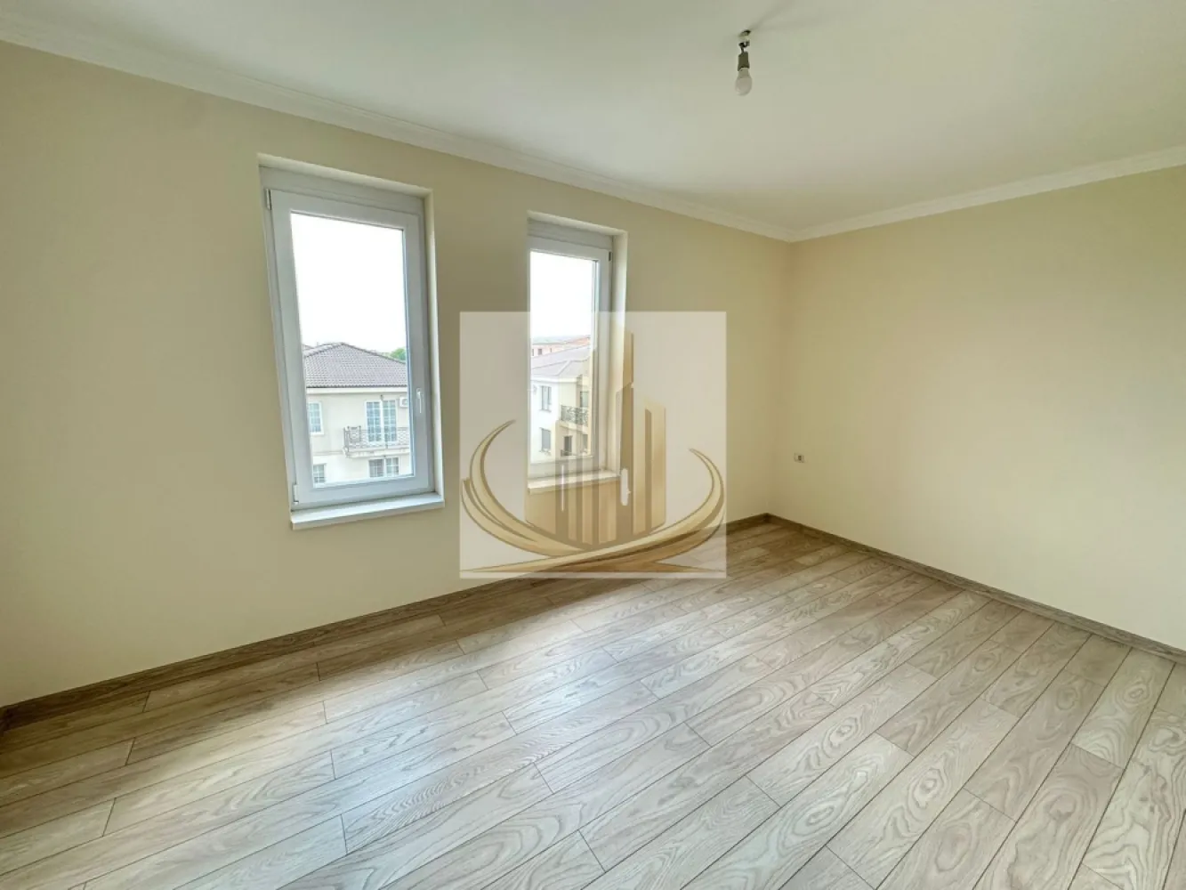 Apartament Ultra Premium | Încălzire în pardoseală | Etaj 3 - Eleganță, rafinament și atenție la fiecare detaliu. ✨

Vă prezentăm un apartament cu 2 camere cu adevărat aparte, realizat la standarde ultra-premium, unde materialele folosite și finisajele transformă fiecare spațiu într-o experiență de lux autentic.

Situat la etajul 3, într-un imobil izolat cu polistiren de 10 cm EPS 100, apartamentul beneficiază de o suprafață utilă de 52 mp, compartimentare decomandată, bucătărie închisă și balcon. 🏡

Interiorul impresionează prin:
* finisaje premium din travertin 
* încălzire în pardoseală pentru un confort desăvârșit 
* centrală proprie nouă Ariston Smart 
* parchet laminat de 12 mm, rezistent și elegant 
* design modern, luminos și extrem de bine întreținut 

Casa scării este finisată cu marmură, oferind încă de la intrare senzația unui imobil exclusivist. În plus, proprietatea beneficiază de locuri de parcare și acces securizat cu barieră. 🚗

Totul în acest apartament transmite calitate, bun gust și confort premium. O proprietate ideală pentru cei care nu caută doar un apartament, ci un stil de viață. 🌟

Grand Mobilis Imobiliare.
ID Intern CP3085436