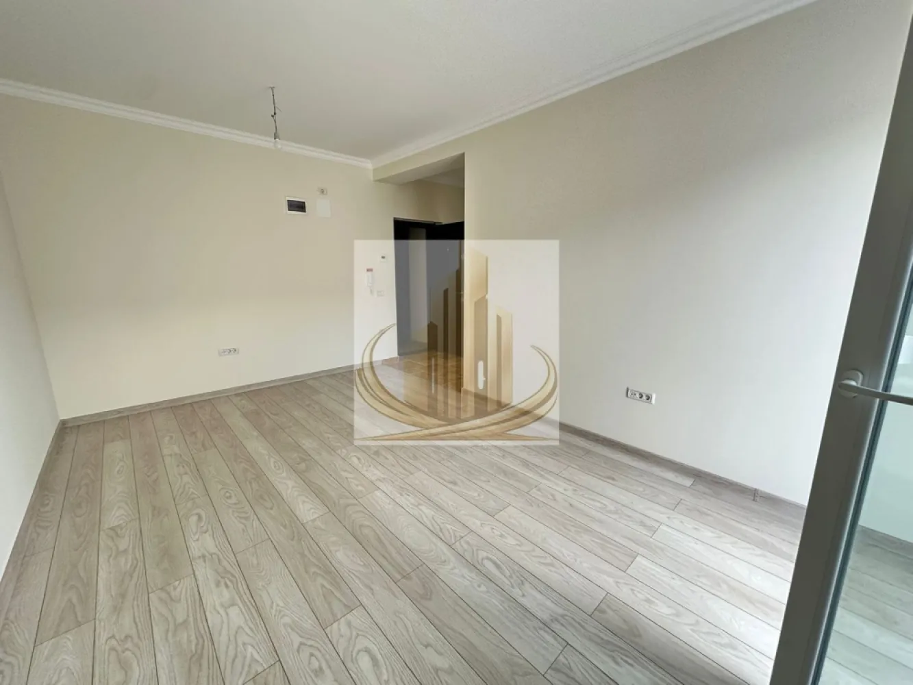 Apartament Ultra Premium | Încălzire în pardoseală | Etaj 3 - Eleganță, rafinament și atenție la fiecare detaliu. ✨

Vă prezentăm un apartament cu 2 camere cu adevărat aparte, realizat la standarde ultra-premium, unde materialele folosite și finisajele transformă fiecare spațiu într-o experiență de lux autentic.

Situat la etajul 3, într-un imobil izolat cu polistiren de 10 cm EPS 100, apartamentul beneficiază de o suprafață utilă de 52 mp, compartimentare decomandată, bucătărie închisă și balcon. 🏡

Interiorul impresionează prin:
* finisaje premium din travertin 
* încălzire în pardoseală pentru un confort desăvârșit 
* centrală proprie nouă Ariston Smart 
* parchet laminat de 12 mm, rezistent și elegant 
* design modern, luminos și extrem de bine întreținut 

Casa scării este finisată cu marmură, oferind încă de la intrare senzația unui imobil exclusivist. În plus, proprietatea beneficiază de locuri de parcare și acces securizat cu barieră. 🚗

Totul în acest apartament transmite calitate, bun gust și confort premium. O proprietate ideală pentru cei care nu caută doar un apartament, ci un stil de viață. 🌟

Grand Mobilis Imobiliare.
ID Intern CP3085436