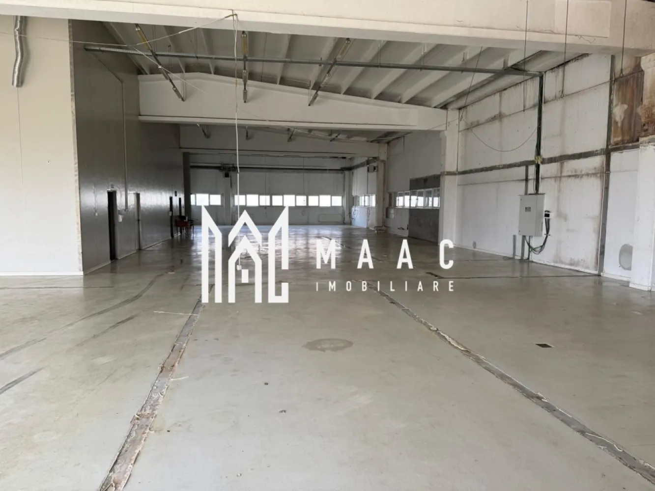 Spațiu industrial 1000mp | Acces tir | Teren 2500mp | Selimbar - MAAC Imobiliare vă propune spre închiriere o hală industrială situată în Șelimbăr – Sibiu, cu suprafață generoasă și infrastructură adaptată activităților de producție, depozitare sau distribuție.

Proprietatea dispune de 1.000 mp utili pentru activitate industrială și un teren total de 2.500 mp, oferind spațiu suficient pentru manevră, parcare și organizare logistică eficientă. Construcția este realizată în anul 2008 și beneficiază de o înălțime interioară de 6 m, potrivită pentru depozitare pe verticală sau echipamente industriale.

Detalii proprietate:
-suprafață utilă hală: 1.000 mp
-suprafață teren total: 2.500 mp
-zonă administrativă de 110 mp (birouri, vestiare, grupuri sanitare)
-înălțime interioară: 6 m
-an construcție: 2008

Infrastructură și facilități:
-acces pentru vehicule grele (TIR / camioane)
-gaze naturale
-canalizare și apă curentă
-curte generoasă pentru manevră și parcare

Hala industrială din Șelimbăr este potrivită pentru:
-spațiu de producție industrială
-centru logistic / distribuție
-depozit marfă
-ateliere sau unități de procesare

Poziționarea în Șelimbăr – Sibiu oferă acces facil către principalele artere rutiere și zone industriale, fiind o alegere potrivită pentru companii care caută un spațiu industrial bine conectat.

Pentru detalii suplimentare, planuri sau programarea unei vizionări, vă rugăm să menționați numărul CP2742697 la telefon.