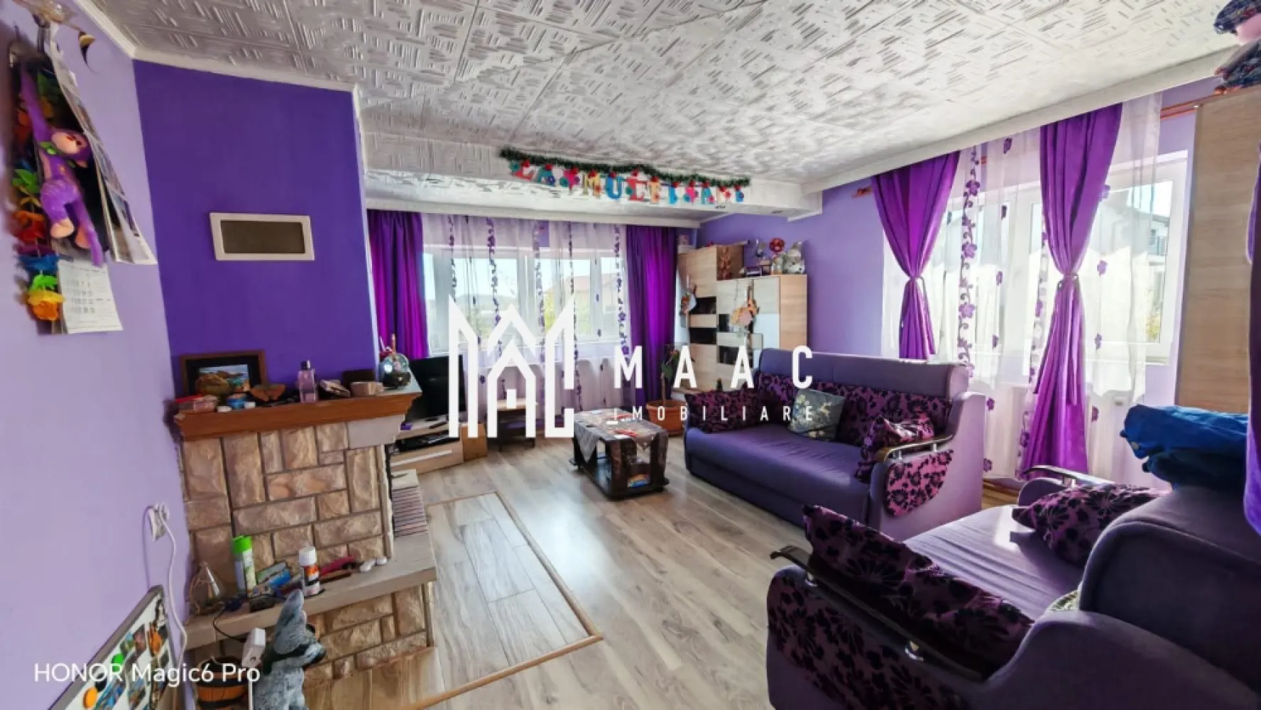 Casa 4 camere | Garaj | 2 Cai de acces | Tineretului - MAAC Imobiliare vă propune spre vânzare o casă spațioasă, cu regim de înălțime parter + etaj/mansardă, amplasată într-un cartier liniștit, ideal pentru familiile care își doresc confort, intimitate și o locuință generoasă, cu spații bine compartimentate atât la interior, cât și la exterior. Proprietatea dispune de o suprafață utilă de 200 mp, distribuită eficient pe două niveluri a câte 100 mp fiecare, și este amplasată pe un teren cu suprafață totală de 264 mp, având deschidere la stradă de 12 ml.

Casa beneficiază de curte proprie, fără coproprietari, oferind un plus de intimitate și confort, precum și două căi de acces auto, aspect extrem de practic pentru o familie activă. Garajul inclus are acces direct în locuință, contribuind la funcționalitatea și confortul proprietății în orice sezon.

Compartimentarea este practică și echilibrată, fiind gândită pentru un stil de viață confortabil. La parter se regăsesc un living spațios cu șemineu funcțional, bucătărie cu ieșire directă în grădină, cămară, baie și hol de acces. Etajul/mansarda este compus din 3 dormitoare luminoase, baie și hol, oferind spații generoase pentru întreaga familie.

Zona exterioară completează armonios proprietatea prin grădina amenajată cu filigorie și spațiu de depozitare tip cameră în spatele casei, dar și prin grădinița cu flori amplasată în fața locuinței. Curtea intimă și accesul auto din două direcții sporesc confortul și utilitatea proprietății.

Locuința este dotată cu sistem de încălzire pe gaz cu calorifere și șemineu funcțional cu distribuție de aer cald în întreaga casă, oferind un ambient plăcut și eficiență termică. Proprietatea permite posibilitatea de locuire imediată, fiind potrivită atât pentru familii, cât și pentru cei care caută o casă spațioasă într-o zonă liniștită și bine conectată.

Caracteristici:
-Suprafață utilă: 200 mp
-100 mp pe nivel
-Suprafață teren: 264 mp
-Deschidere la stradă: 12 ml
-Regim de înălțime: parter + etaj/mansardă
-Garaj cu acces direct în casă
-Curte proprie fără coproprietari
-Două căi de acces auto
-Living cu șemineu
-Bucătărie cu ieșire în grădină
-Cămară
-3 dormitoare
-2 băi
-Filigorie și spațiu de depozitare
-Sistem de încălzire pe gaz cu calorifere
-Șemineu cu distribuție de aer cald
-Posibilitate de locuire imediată
-Cartier liniștit, cu vecinătăți civilizate
-Acces facil către zonele de interes

Pentru mai multe informații și programarea unei vizionări, vă rugăm să menționați telefonic numărul CP2606581.
