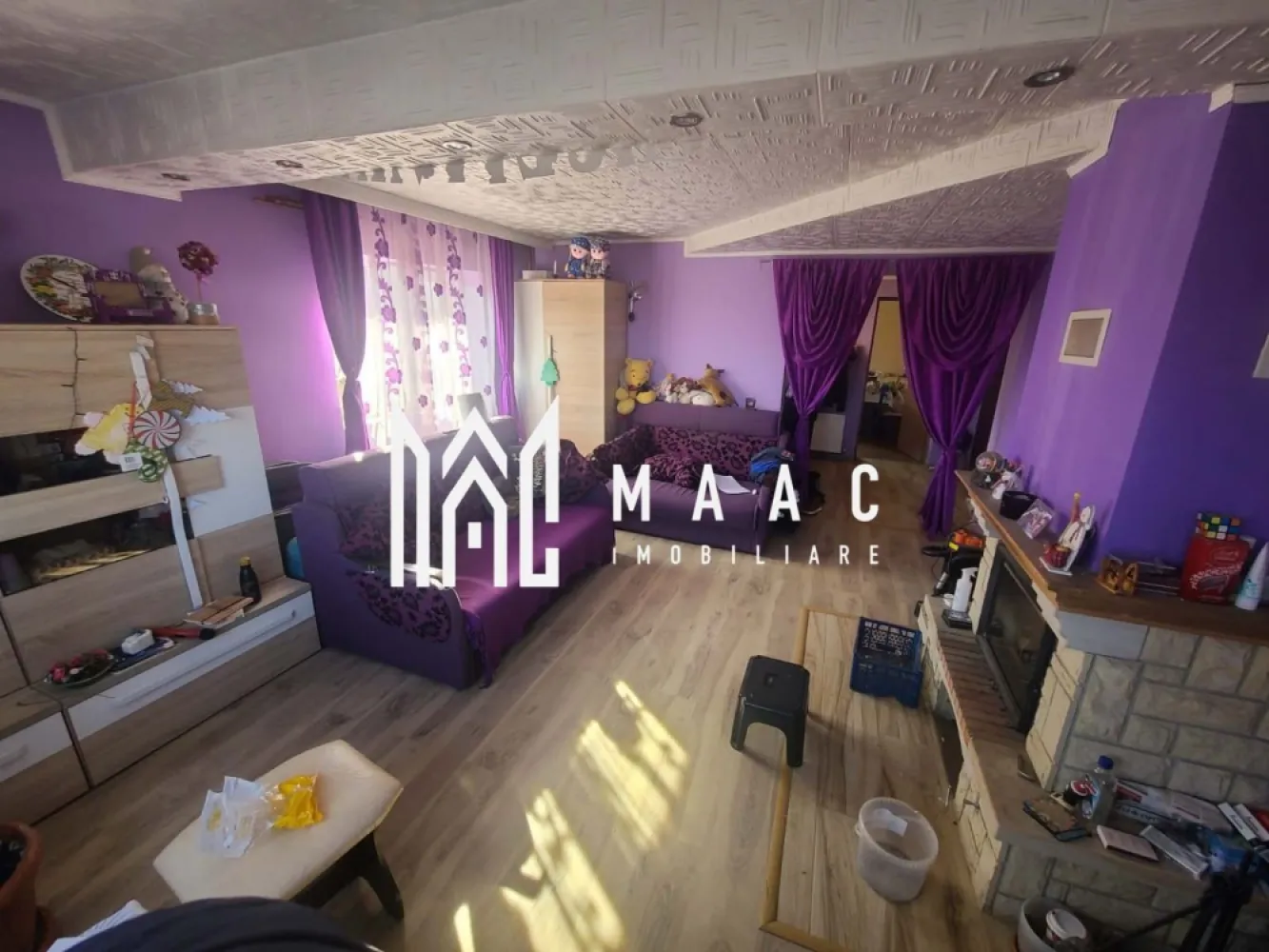 Casa 4 camere | Garaj | 2 Cai de acces | Tineretului - MAAC Imobiliare vă propune spre vânzare o casă spațioasă, cu regim de înălțime parter + etaj/mansardă, amplasată într-un cartier liniștit, ideal pentru familiile care își doresc confort, intimitate și o locuință generoasă, cu spații bine compartimentate atât la interior, cât și la exterior. Proprietatea dispune de o suprafață utilă de 200 mp, distribuită eficient pe două niveluri a câte 100 mp fiecare, și este amplasată pe un teren cu suprafață totală de 264 mp, având deschidere la stradă de 12 ml.

Casa beneficiază de curte proprie, fără coproprietari, oferind un plus de intimitate și confort, precum și două căi de acces auto, aspect extrem de practic pentru o familie activă. Garajul inclus are acces direct în locuință, contribuind la funcționalitatea și confortul proprietății în orice sezon.

Compartimentarea este practică și echilibrată, fiind gândită pentru un stil de viață confortabil. La parter se regăsesc un living spațios cu șemineu funcțional, bucătărie cu ieșire directă în grădină, cămară, baie și hol de acces. Etajul/mansarda este compus din 3 dormitoare luminoase, baie și hol, oferind spații generoase pentru întreaga familie.

Zona exterioară completează armonios proprietatea prin grădina amenajată cu filigorie și spațiu de depozitare tip cameră în spatele casei, dar și prin grădinița cu flori amplasată în fața locuinței. Curtea intimă și accesul auto din două direcții sporesc confortul și utilitatea proprietății.

Locuința este dotată cu sistem de încălzire pe gaz cu calorifere și șemineu funcțional cu distribuție de aer cald în întreaga casă, oferind un ambient plăcut și eficiență termică. Proprietatea permite posibilitatea de locuire imediată, fiind potrivită atât pentru familii, cât și pentru cei care caută o casă spațioasă într-o zonă liniștită și bine conectată.

Caracteristici:
-Suprafață utilă: 200 mp
-100 mp pe nivel
-Suprafață teren: 264 mp
-Deschidere la stradă: 12 ml
-Regim de înălțime: parter + etaj/mansardă
-Garaj cu acces direct în casă
-Curte proprie fără coproprietari
-Două căi de acces auto
-Living cu șemineu
-Bucătărie cu ieșire în grădină
-Cămară
-3 dormitoare
-2 băi
-Filigorie și spațiu de depozitare
-Sistem de încălzire pe gaz cu calorifere
-Șemineu cu distribuție de aer cald
-Posibilitate de locuire imediată
-Cartier liniștit, cu vecinătăți civilizate
-Acces facil către zonele de interes

Pentru mai multe informații și programarea unei vizionări, vă rugăm să menționați telefonic numărul CP2606581.