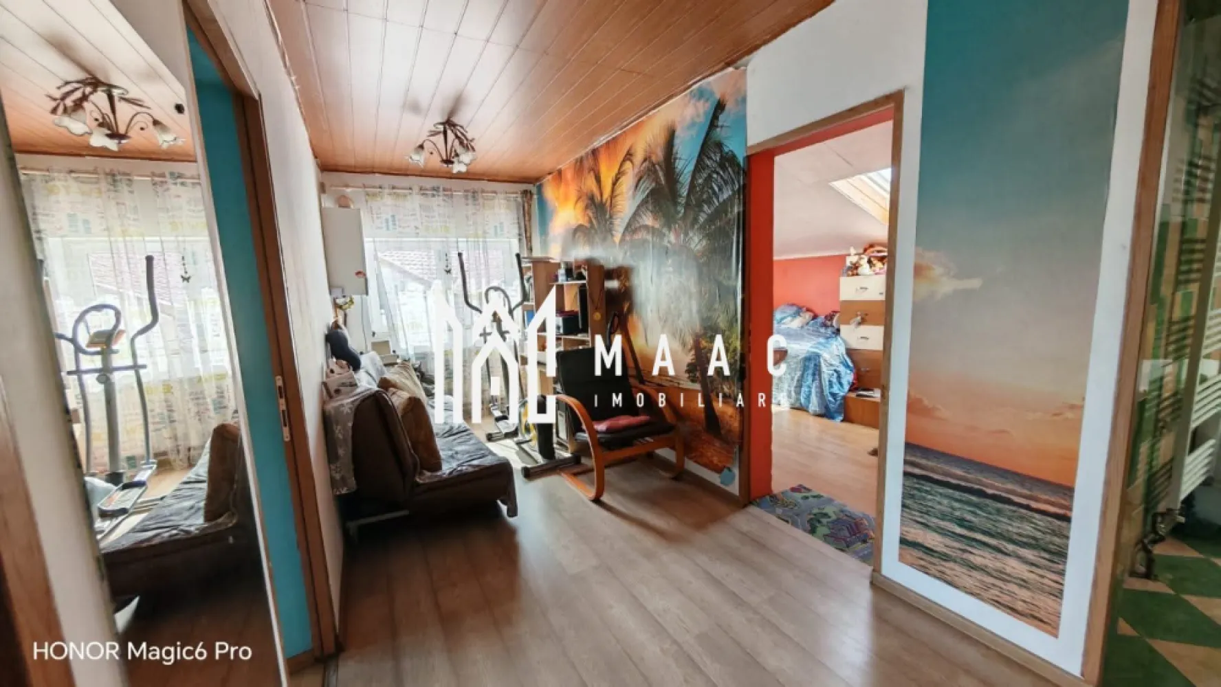 Casa 4 camere | Garaj | 2 Cai de acces | Tineretului - MAAC Imobiliare vă propune spre vânzare o casă spațioasă, cu regim de înălțime parter + etaj/mansardă, amplasată într-un cartier liniștit, ideal pentru familiile care își doresc confort, intimitate și o locuință generoasă, cu spații bine compartimentate atât la interior, cât și la exterior. Proprietatea dispune de o suprafață utilă de 200 mp, distribuită eficient pe două niveluri a câte 100 mp fiecare, și este amplasată pe un teren cu suprafață totală de 264 mp, având deschidere la stradă de 12 ml.

Casa beneficiază de curte proprie, fără coproprietari, oferind un plus de intimitate și confort, precum și două căi de acces auto, aspect extrem de practic pentru o familie activă. Garajul inclus are acces direct în locuință, contribuind la funcționalitatea și confortul proprietății în orice sezon.

Compartimentarea este practică și echilibrată, fiind gândită pentru un stil de viață confortabil. La parter se regăsesc un living spațios cu șemineu funcțional, bucătărie cu ieșire directă în grădină, cămară, baie și hol de acces. Etajul/mansarda este compus din 3 dormitoare luminoase, baie și hol, oferind spații generoase pentru întreaga familie.

Zona exterioară completează armonios proprietatea prin grădina amenajată cu filigorie și spațiu de depozitare tip cameră în spatele casei, dar și prin grădinița cu flori amplasată în fața locuinței. Curtea intimă și accesul auto din două direcții sporesc confortul și utilitatea proprietății.

Locuința este dotată cu sistem de încălzire pe gaz cu calorifere și șemineu funcțional cu distribuție de aer cald în întreaga casă, oferind un ambient plăcut și eficiență termică. Proprietatea permite posibilitatea de locuire imediată, fiind potrivită atât pentru familii, cât și pentru cei care caută o casă spațioasă într-o zonă liniștită și bine conectată.

Caracteristici:
-Suprafață utilă: 200 mp
-100 mp pe nivel
-Suprafață teren: 264 mp
-Deschidere la stradă: 12 ml
-Regim de înălțime: parter + etaj/mansardă
-Garaj cu acces direct în casă
-Curte proprie fără coproprietari
-Două căi de acces auto
-Living cu șemineu
-Bucătărie cu ieșire în grădină
-Cămară
-3 dormitoare
-2 băi
-Filigorie și spațiu de depozitare
-Sistem de încălzire pe gaz cu calorifere
-Șemineu cu distribuție de aer cald
-Posibilitate de locuire imediată
-Cartier liniștit, cu vecinătăți civilizate
-Acces facil către zonele de interes

Pentru mai multe informații și programarea unei vizionări, vă rugăm să menționați telefonic numărul CP2606581.